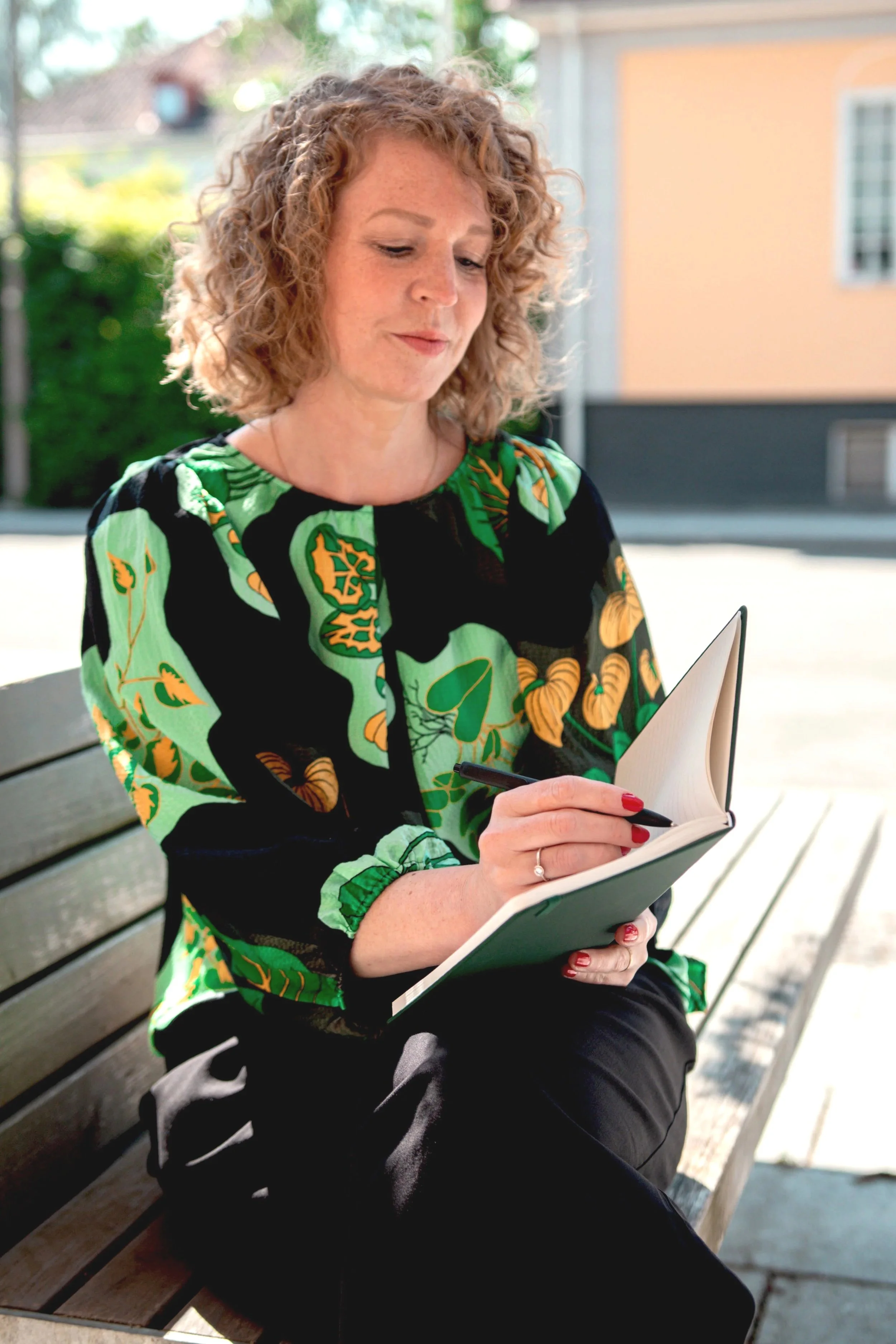 Elin skriver reflekterande i en skrivbok