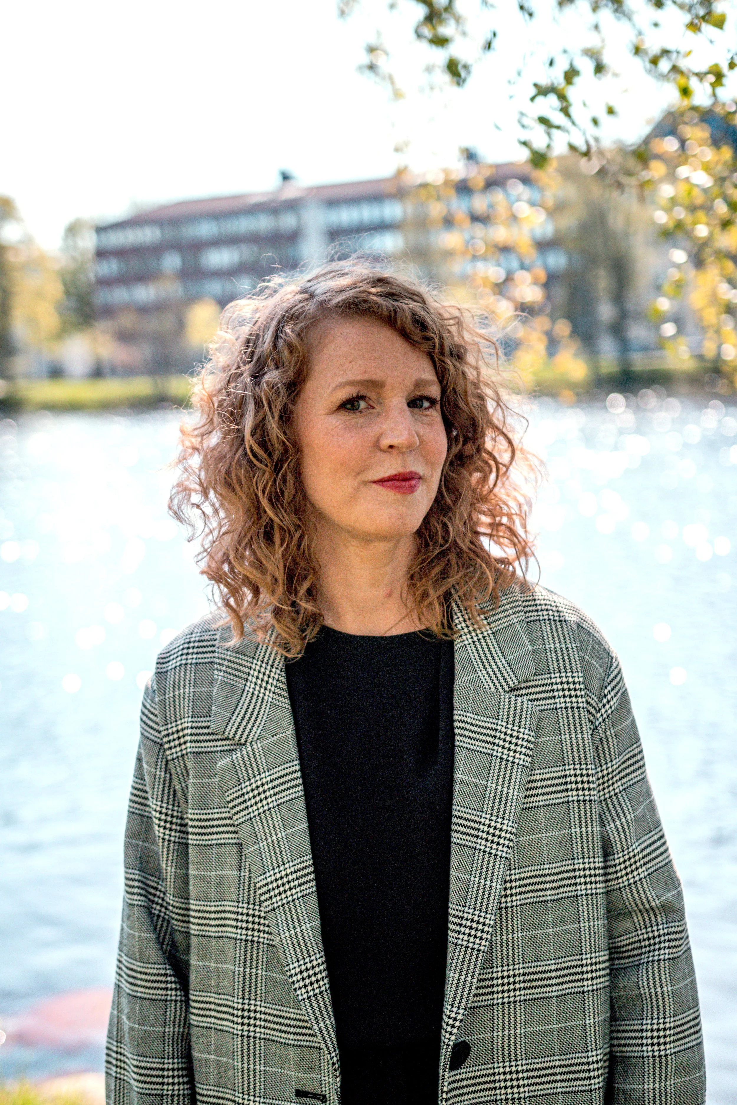 Elin framför Klarälven i Karlstad