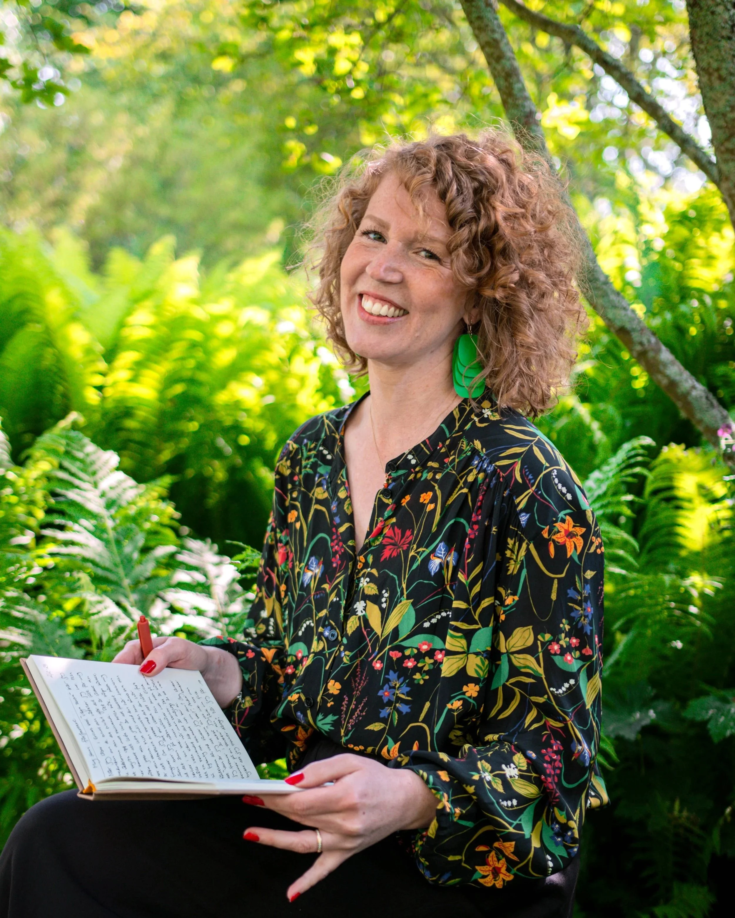 Elin Malmberg, skrivterapeut på Skriv för att leva med en skrivbok ute i naturen