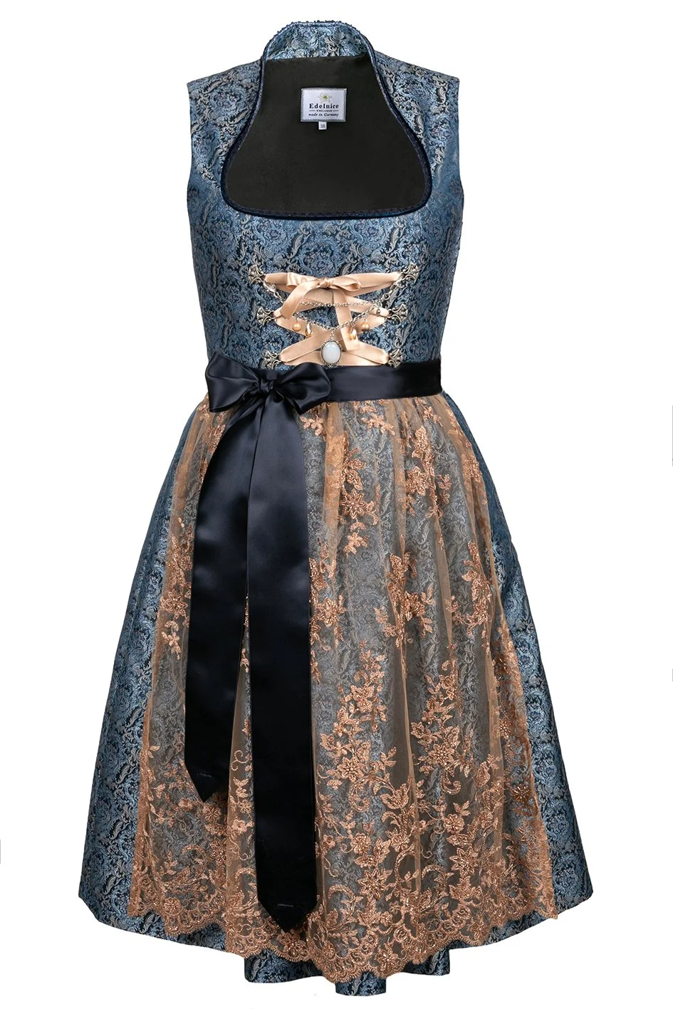 Ein traditionsreiches Trachtenkleid mit blauen und goldenen Stickereien, schwarzem Satinband und weißem Schnür-detail.
