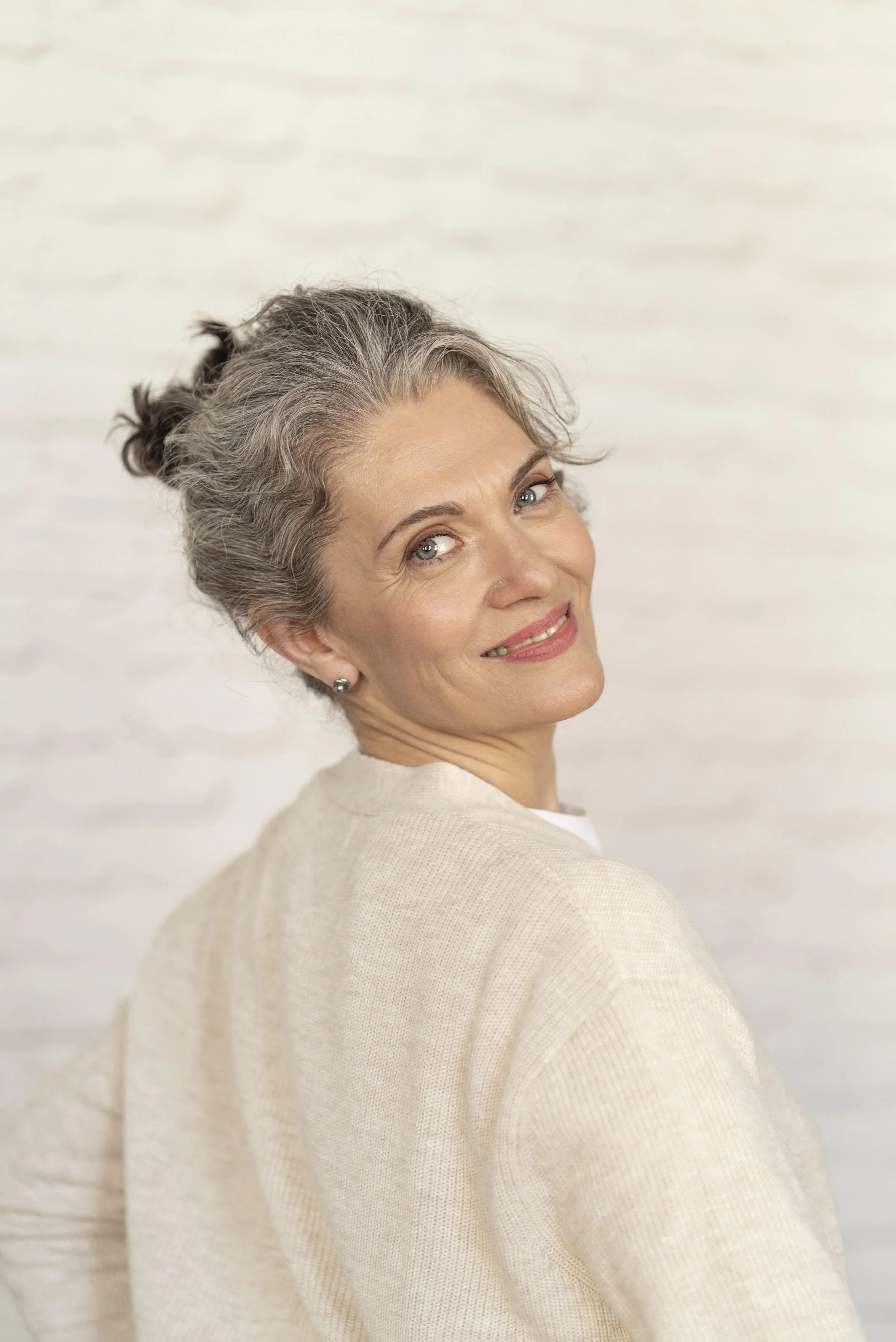 Capelli Grigi: Significato Biologico, Cause Scientifiche e Libertà di Scelta Consapevole