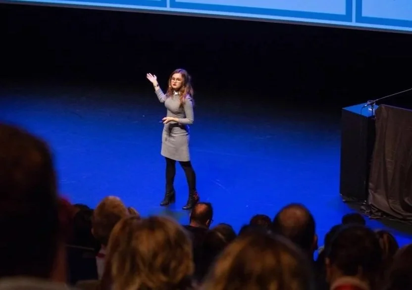 Laura Petrescu, performance and life design coach in Utrecht or Amsterdam, speaking about burnout