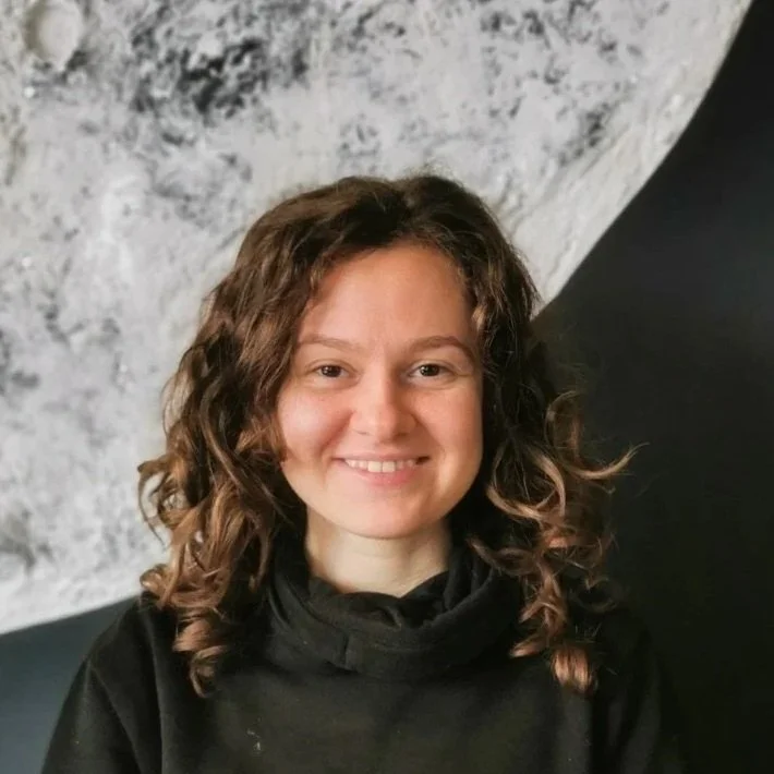 Laura Petrescu, performance and life design coach in Utrecht or Amsterdam, smiling