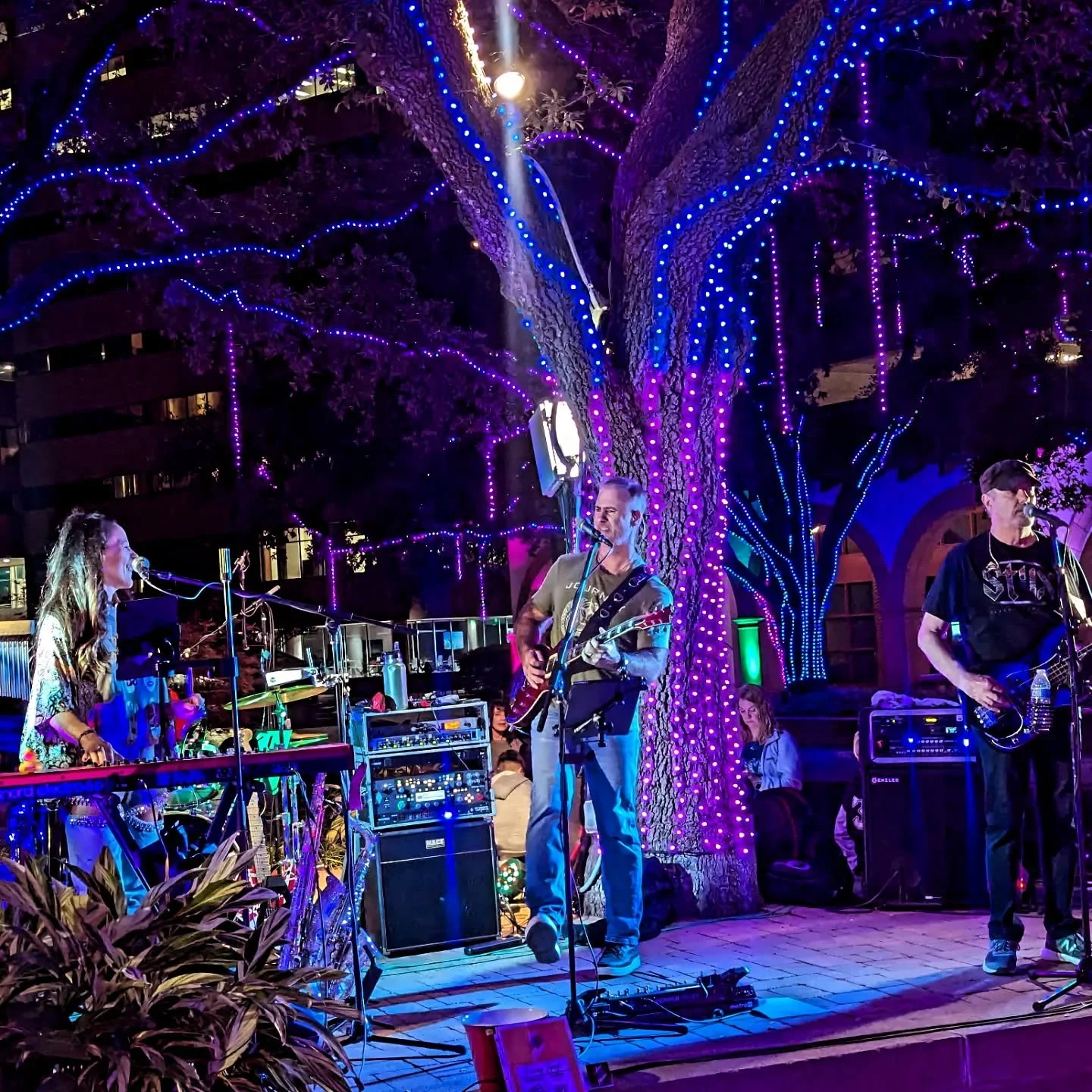 @lovehandletheband2 melting faces right now at @lascolinastex Light Club in Mandalay Canal! You really oughta be here if you're not already