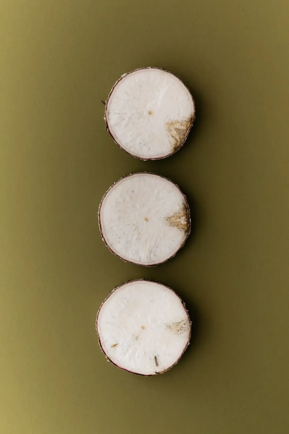 Aufgeschnitte Radieschen auf grünem Hintergrund