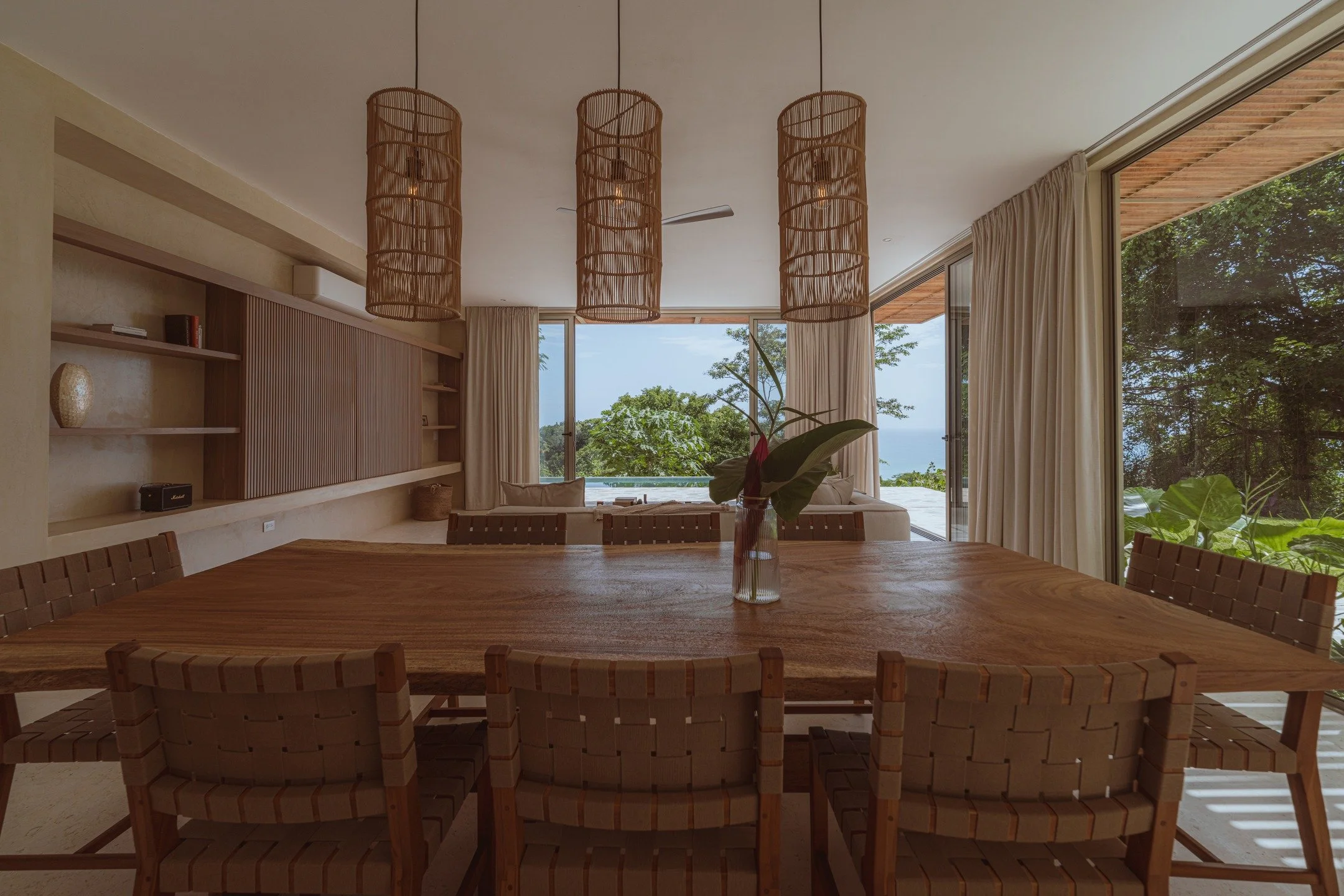 &Aacute;reas sociales en Casa Solomia, conectados al jard&iacute;n interno
@casasolomia.costarica

Arquitectura_ @estudiod3b @dmnbrn
Construcci&oacute;n: GFM @gian_michelini
Dise&ntilde;o de interiores: Heidi Hansen
Colaboradores: Shiary Martinez
Ing