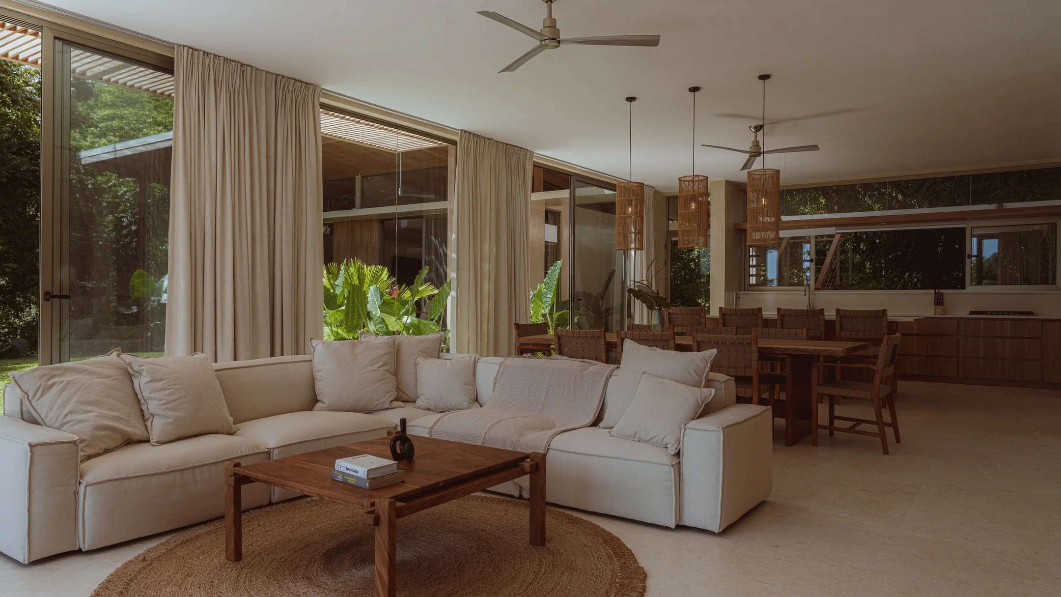 &Aacute;reas sociales en Casa Solomia, conectadas al jard&iacute;n 
@casasolomia.costarica

Arquitectura_ @estudiod3b @dmnbrn
Construcci&oacute;n: GFM @gian_michelini
Dise&ntilde;o de interiores: Heidi Hansen
Colaboradores: Shiary Martinez
Ingenieria