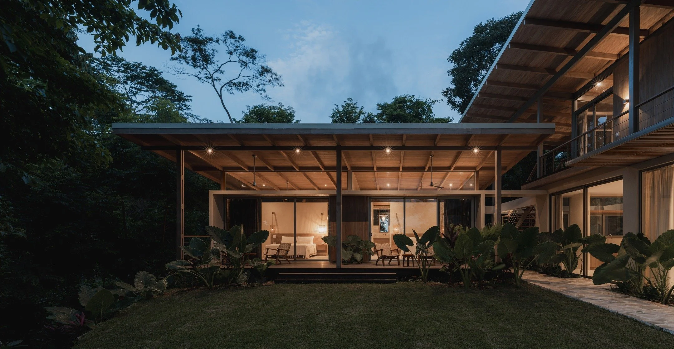 Casa Solomia @casasolomia.costarica 

Con un programa racional y sencillo, el dise&ntilde;o presenta un esquema de planta en &ldquo;L&rdquo;, de l&iacute;neas rectas que recorren el terreno y crea un parque en su interior.

En su volumetr&iacute;a si