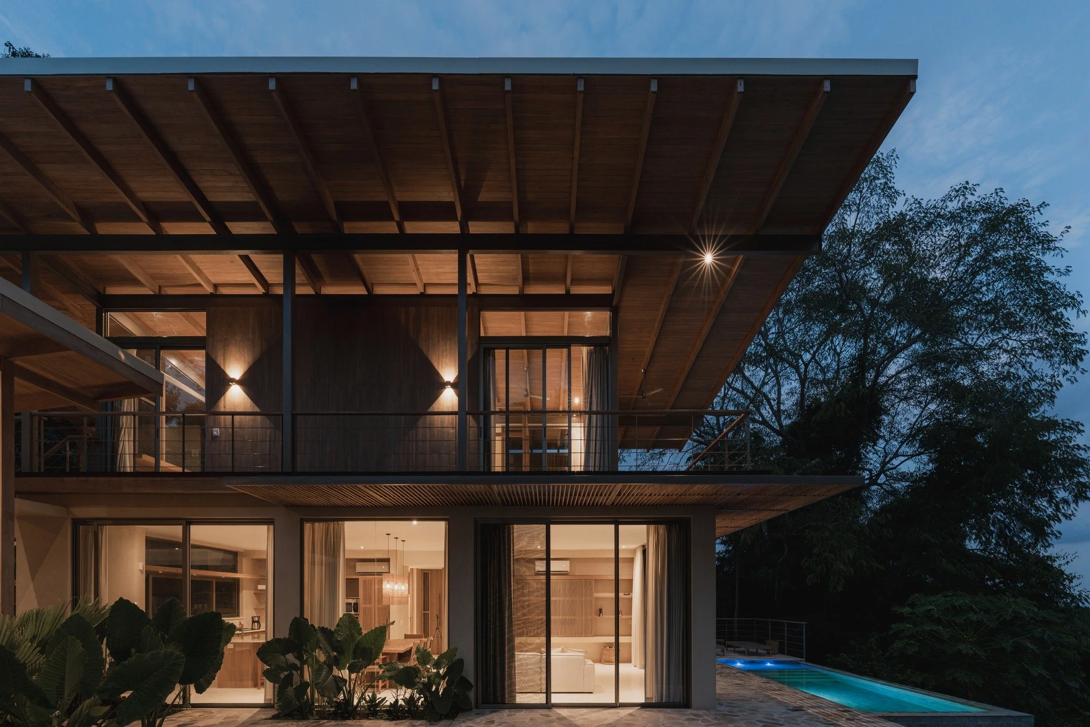 Casa Solomia @casasolomia.costarica 

Con un programa racional y sencillo, el dise&ntilde;o presenta un esquema de planta en &ldquo;L&rdquo;, de l&iacute;neas rectas que recorren el terreno y crea un parque en su interior.

En su volumetr&iacute;a si