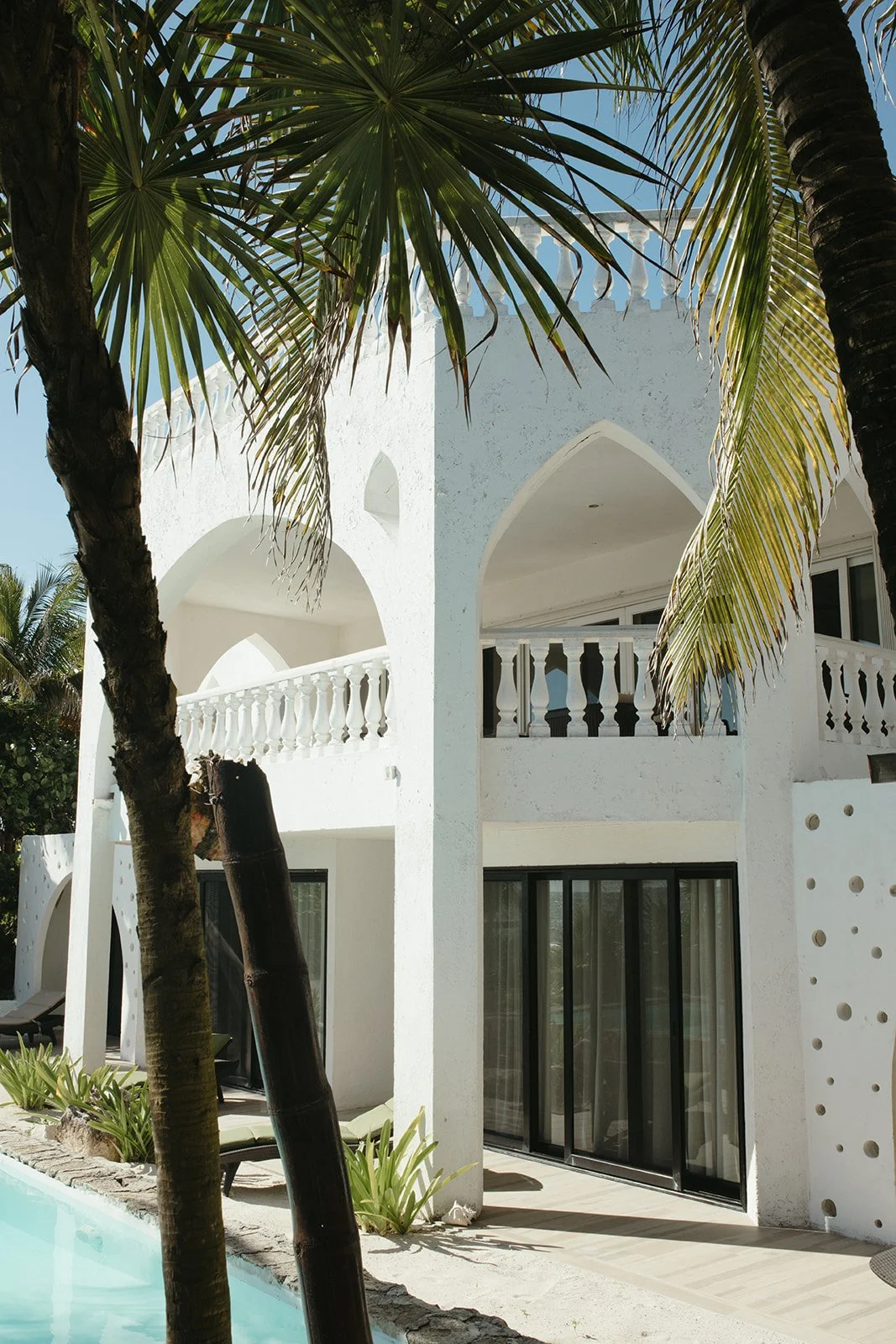 Entrance beachfront rooms.jpeg