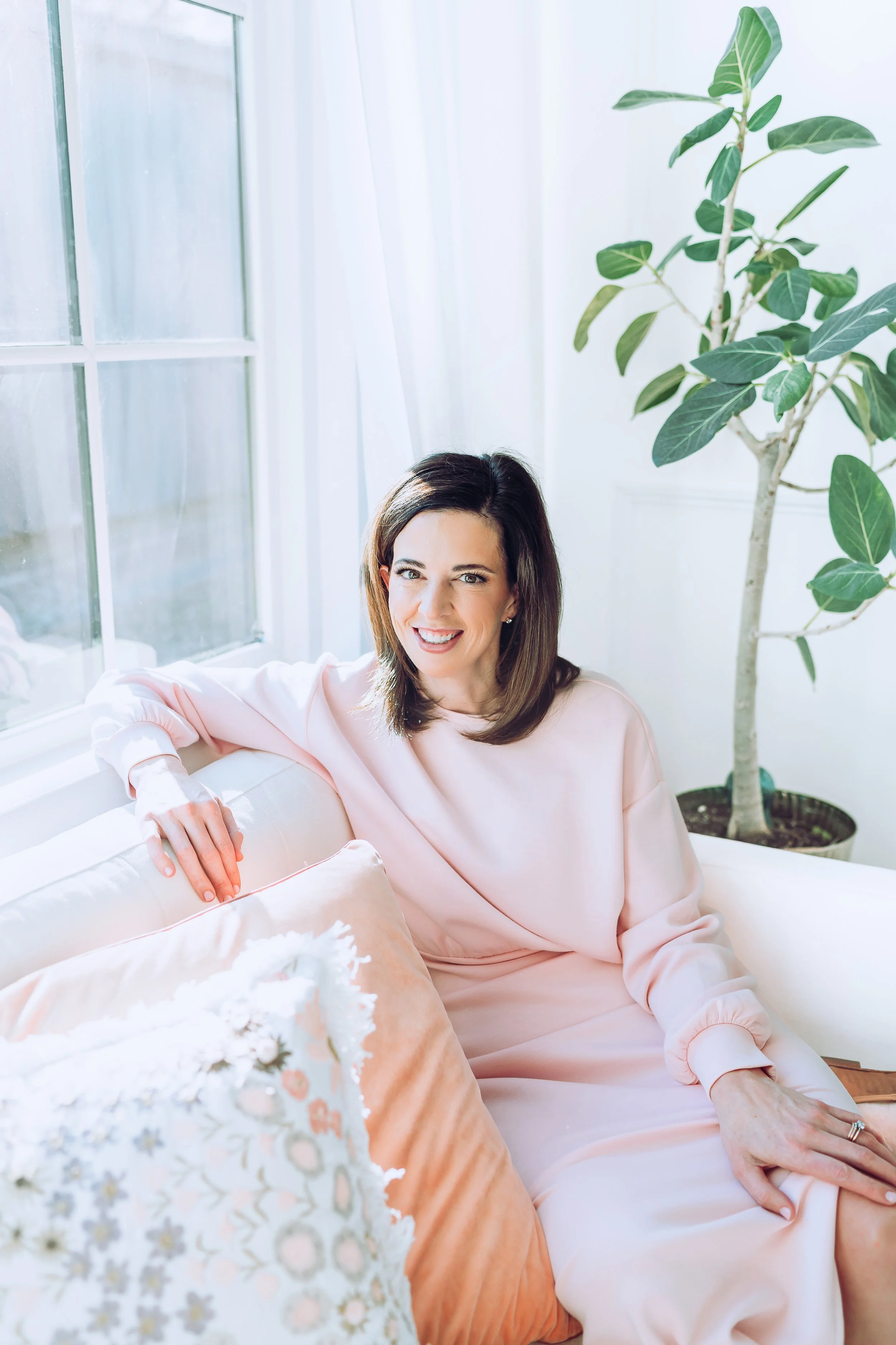 Therapist helping new mothers adjust to motherhood through postpartum counseling