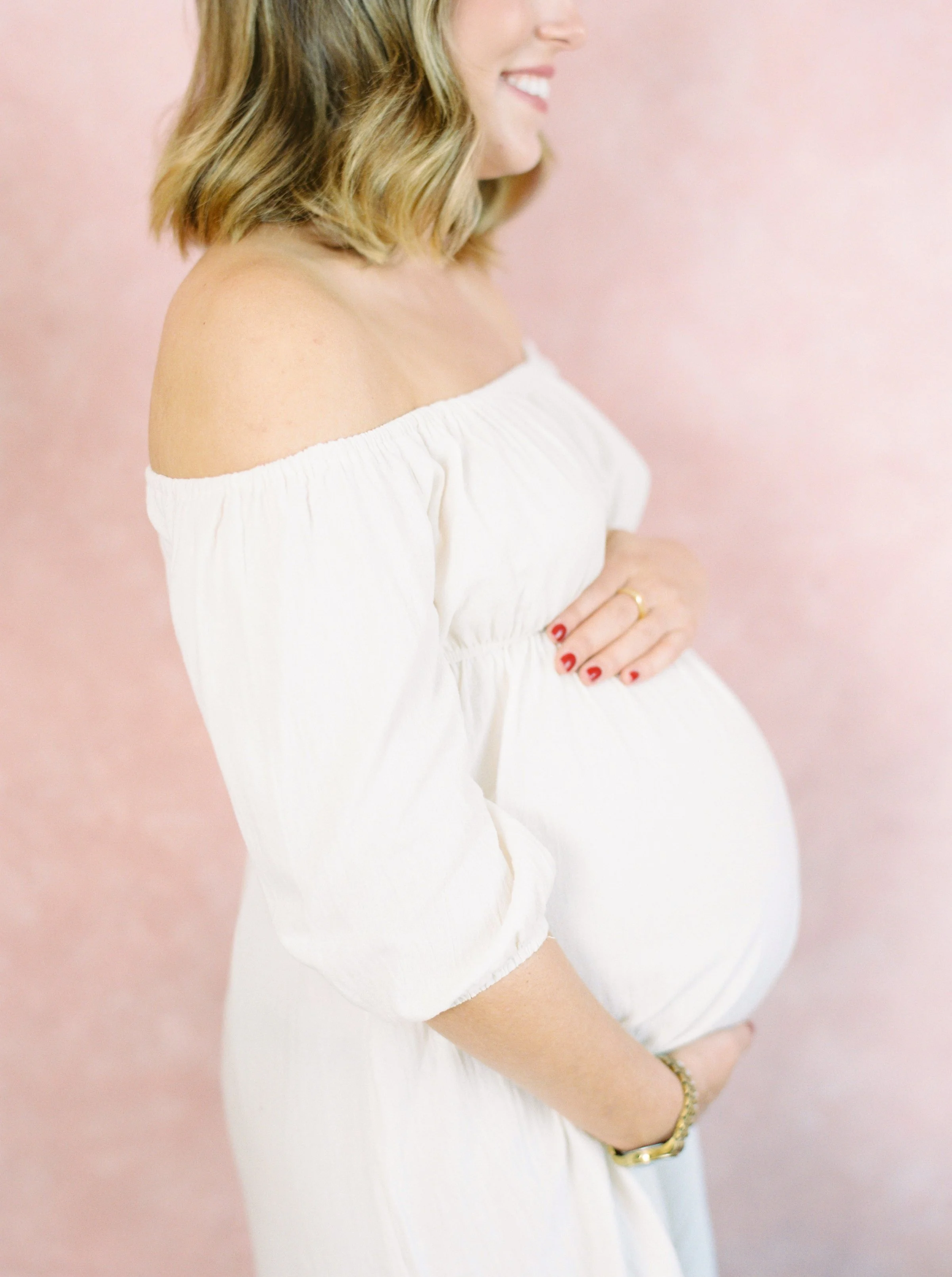 Therapy session for expectant mothers focusing on perinatal anxiety and emotional wellness