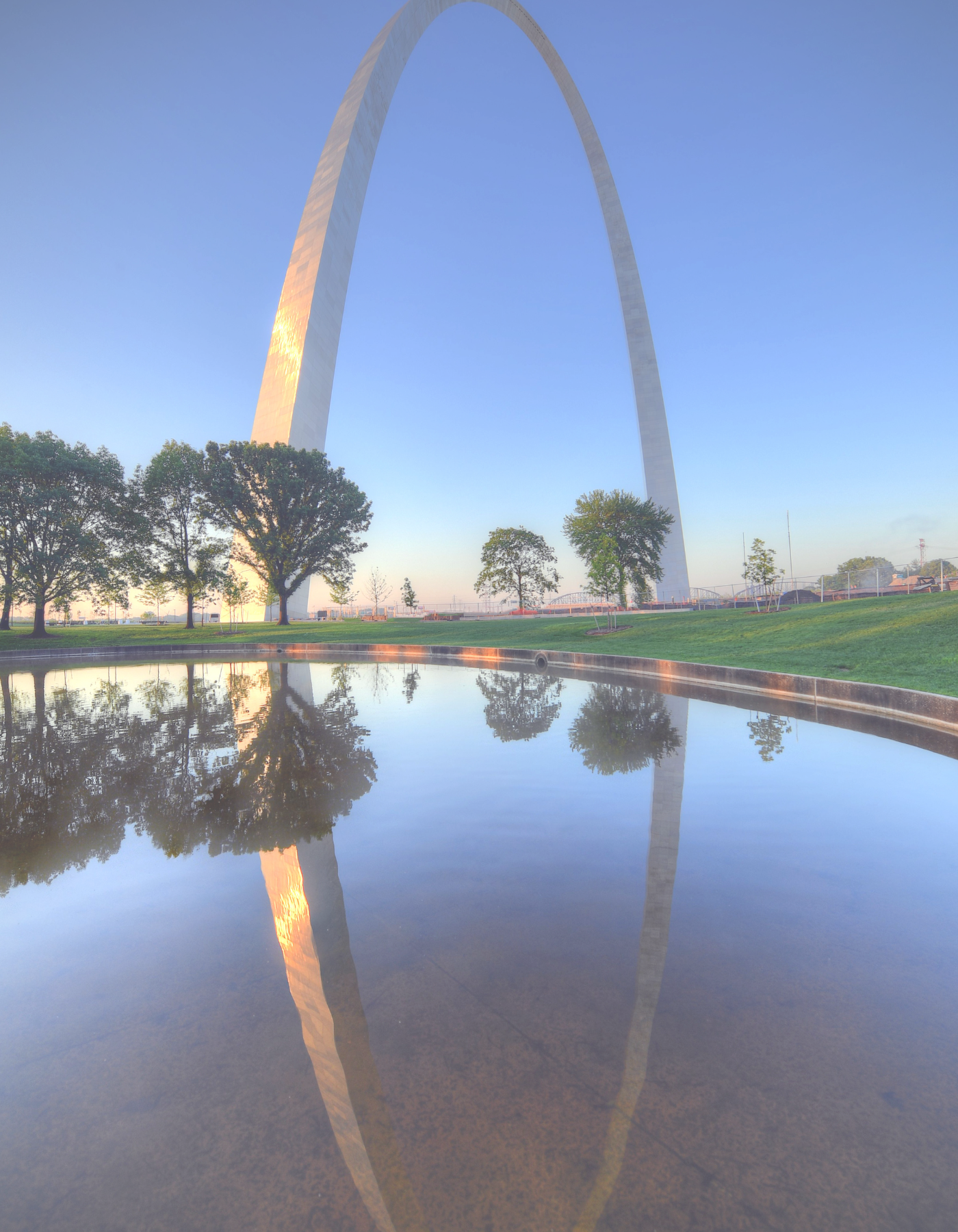 rSt. Louis Gateway Arch with reflective water, representing online therapy services for Missouri residents.
