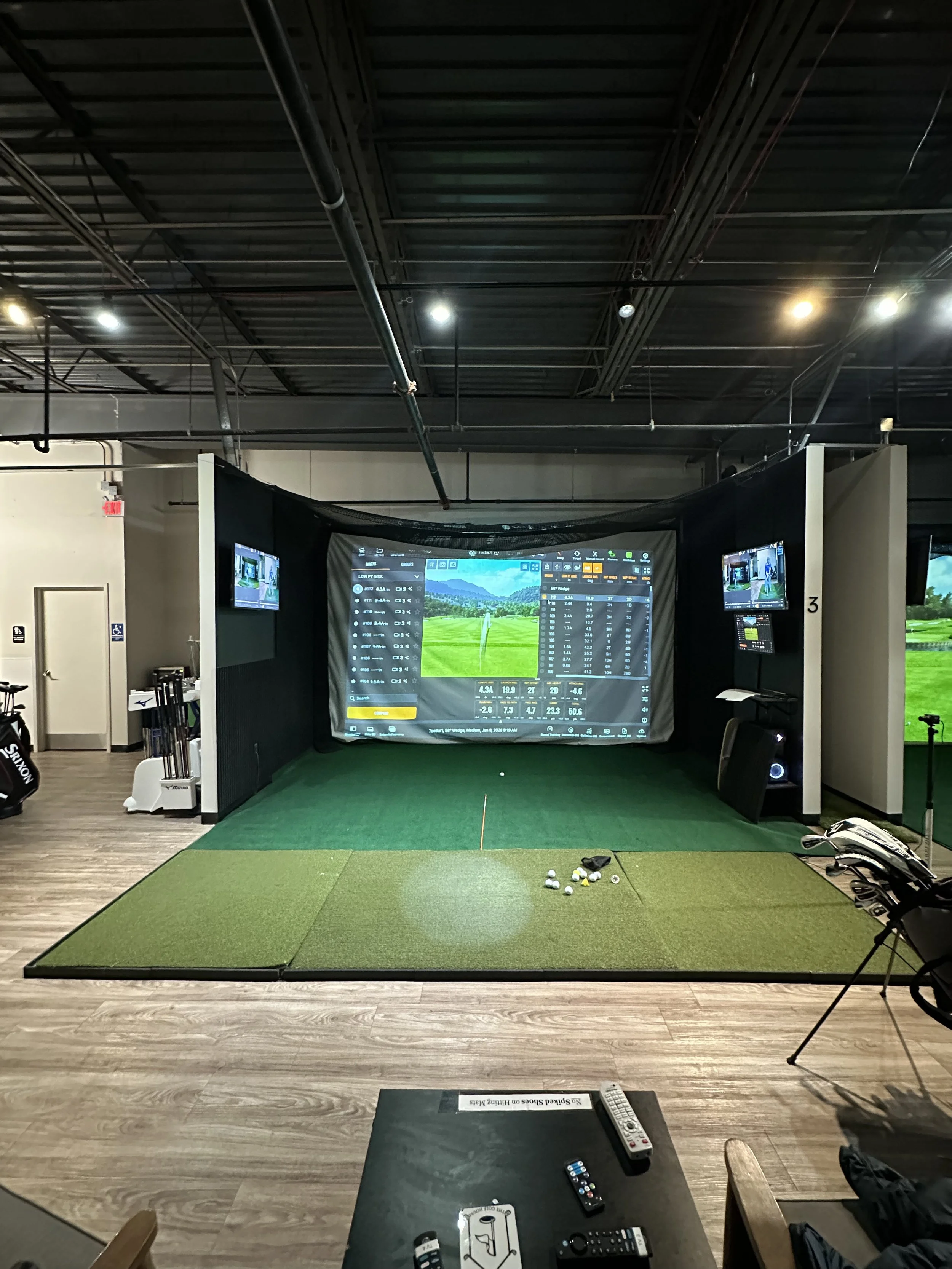 indoor golf simulator station