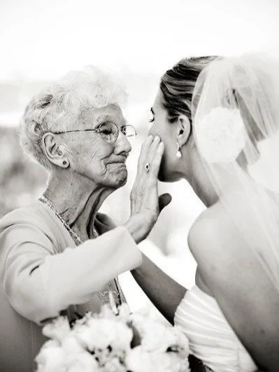 Esta semana acompa&ntilde;o en #Miami a una de mis novias en uno de los d&iacute;as m&aacute;s importantes de su vida:
la elecci&oacute;n de su vestido de novia. 🤍

Un instante lleno de emoci&oacute;n, ilusi&oacute;n y magia&hellip;
porque no es sol