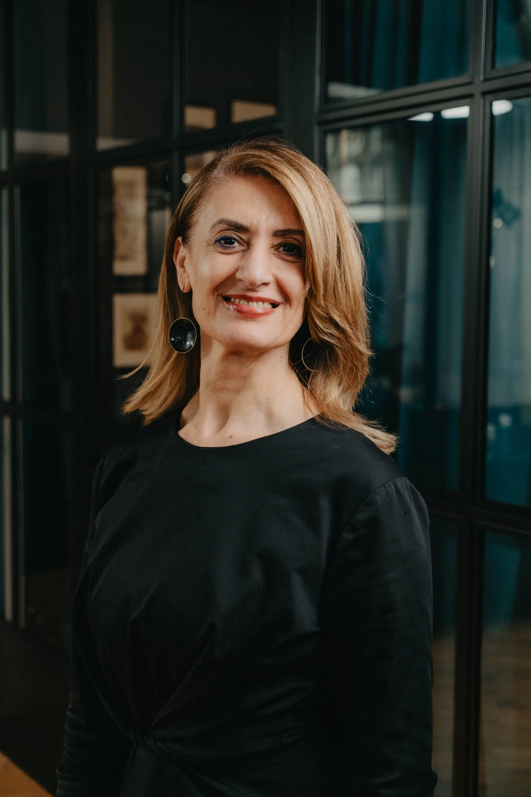 Coach Portrait für Klangtherapie und Fitnesstraining in Frankfurt. Elegant und Professionell.