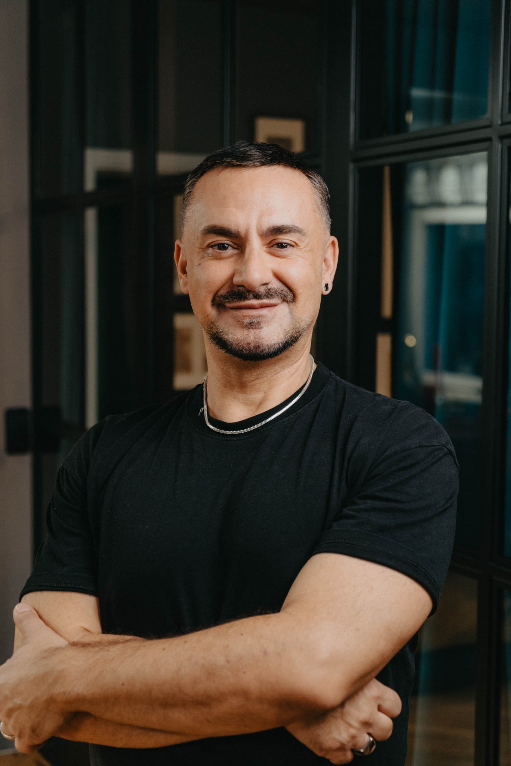 Therapeut für Tiefenanwendungen, Massage und Fitnesstraining in Frankfurt. Elegant und Professionell.