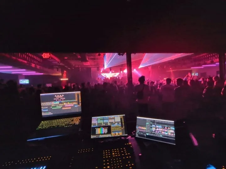 Quick little recap of my Friday!
Gig one: @warehouseonbroadway for @gorillat 360 set.
Got to debut my lighting skills at a new venue
Gig two: @artgardenkc hosted an amazing after party @rooftopcinemaclub. The spot is a whole vibe. Skyline view with a