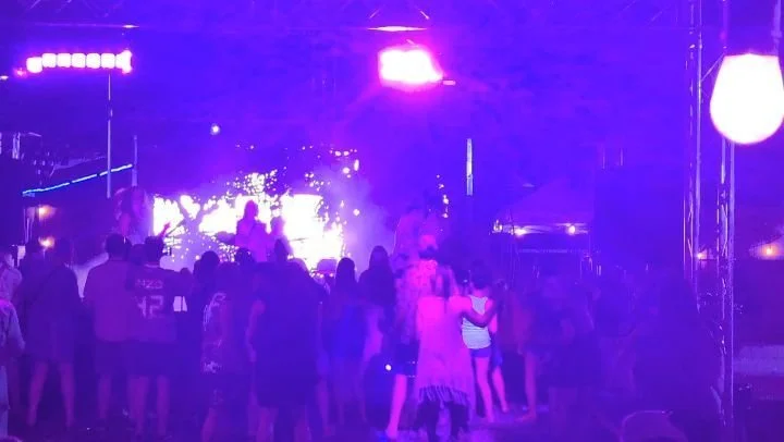 @bikinitrill with the vibes tonight in #westbottomskc 
Shout out @switchback.kc and @saucybooking 
#cavemanillumination #livemusic #kcmo #lightingdesigner