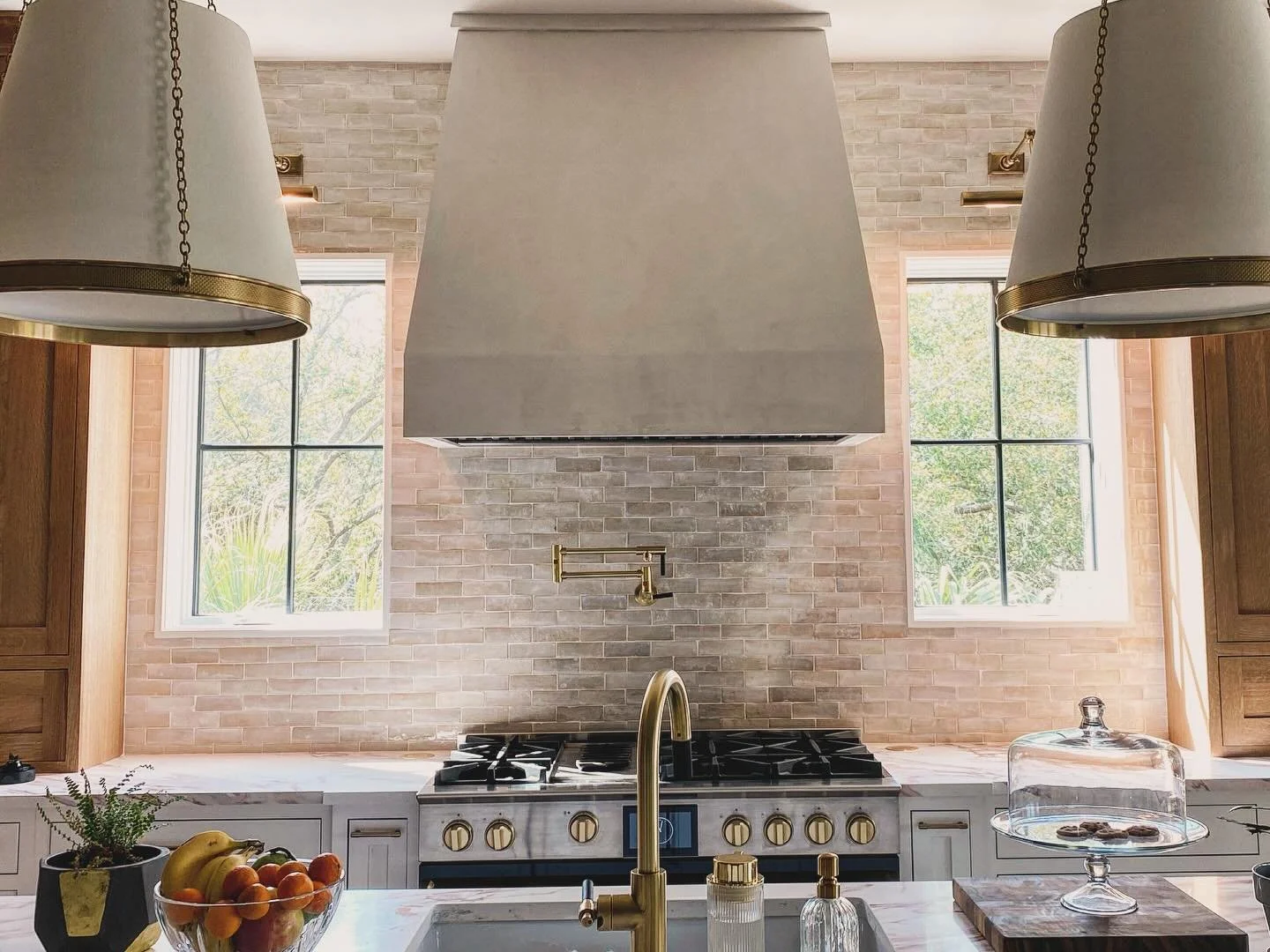 Hood in custom neutral with marble finish. Fun job for excellent clients ✨  #plaster #earthausplaster #organicfinishes