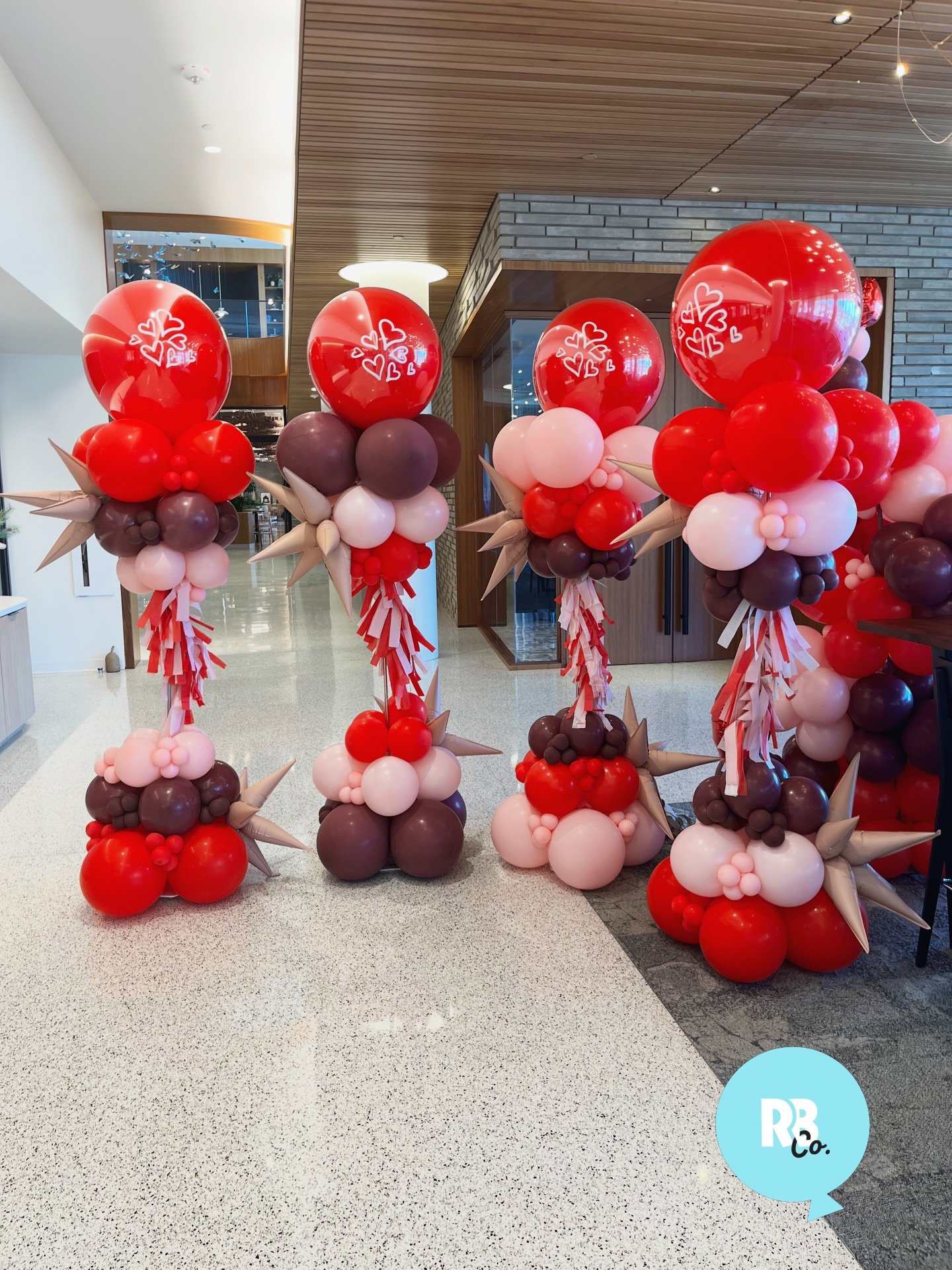 Not your average balloon column!
Meet the Crazy Column &mdash; oversized, over-the-top, and completely unforgettable.
Jumbo topper. Layered clusters. Custom details. Statement spikes. And that dramatic fringe moment.
Perfect for grand openings, Valen