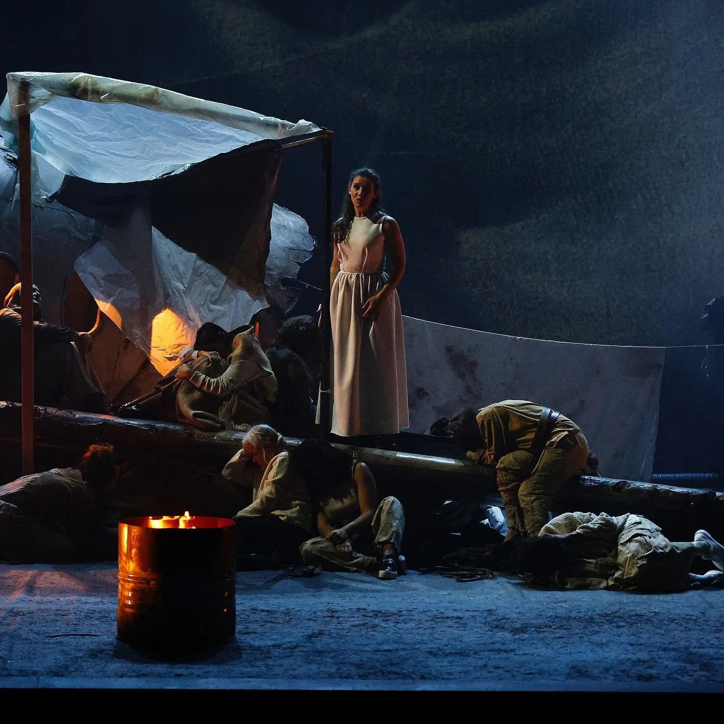 Working on this staged Brahms&rsquo;s Requiem in Rouen has been a powerful chapter. After a period focused mostly on concert work, I was genuinely happy to return to an operatic staging 🎭✨

@bobeedavid &acute;s concept opened new emotional space in 