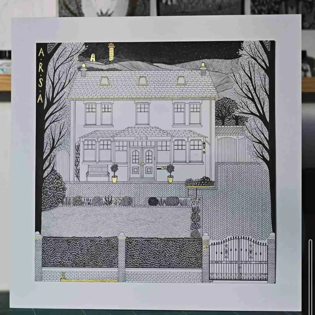 Black and white line drawing of a two-story house with a front yard, trees, fence, and gates, labeled with the word 'ARSÁ' on the left side.