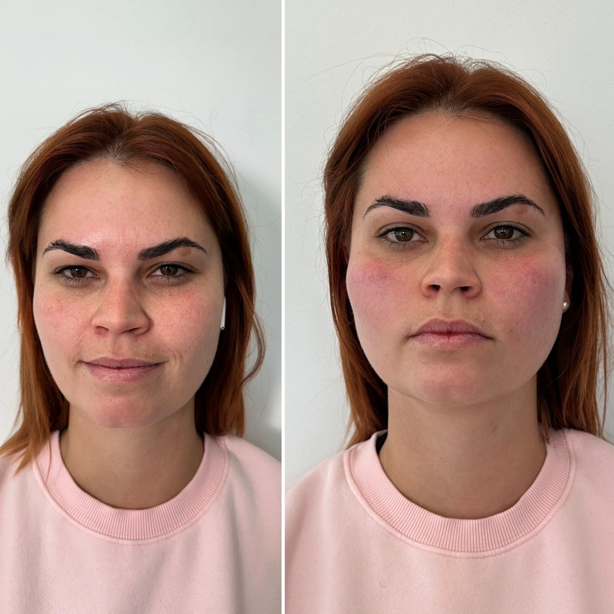 Deux portraits d'une femme aux cheveux roux, l'un en léger sourire, l'autre avec une expression neutre, portant un pull rose clair, avec un fond blanc.