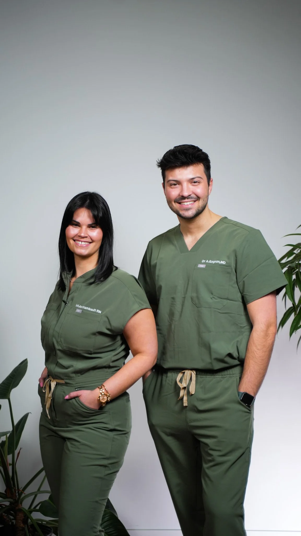 Close-up de deux visages d'une homme et d'une femme avec des yeux bleus, montrant des détails de leur peau et leurs expressions faciales.