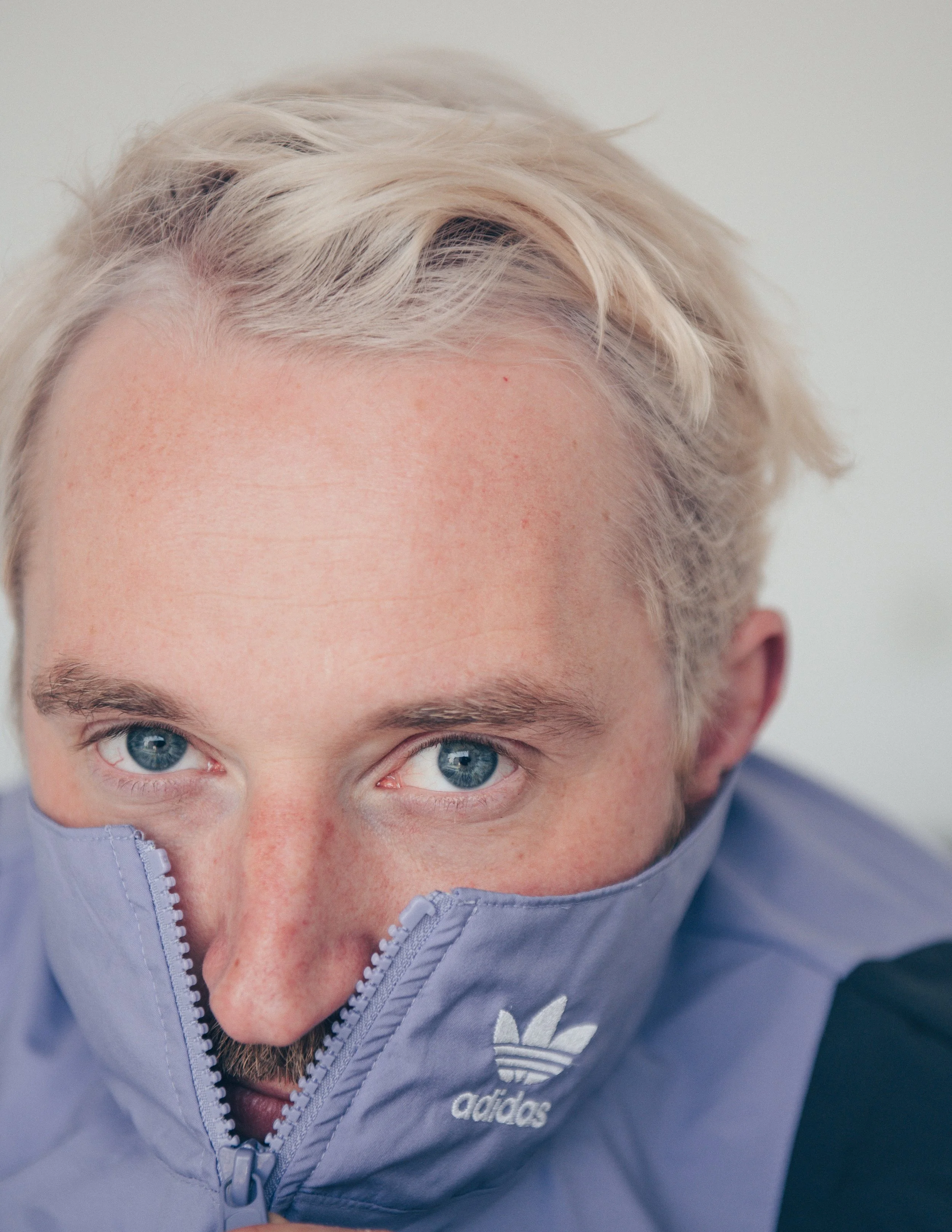 Nahaufnahme von Michael Schwarz dem Coach für Gestaltung  in einer lila Adidas-Sportjacke. Diese Sportjacke passt zu dem Farbkonzept und Webauftritt von Michael Schwarz in Bayreuth