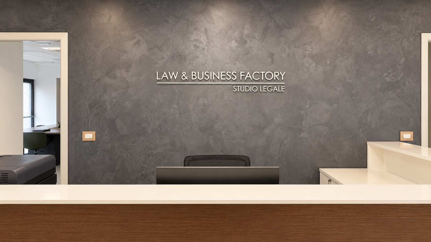 Segreteria dello Studio Legale Law & Business Factory, con banco di accoglienza e insegna sulla parete.