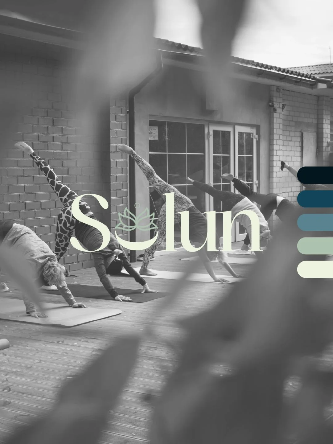 Logo Solun sur photo de yoga