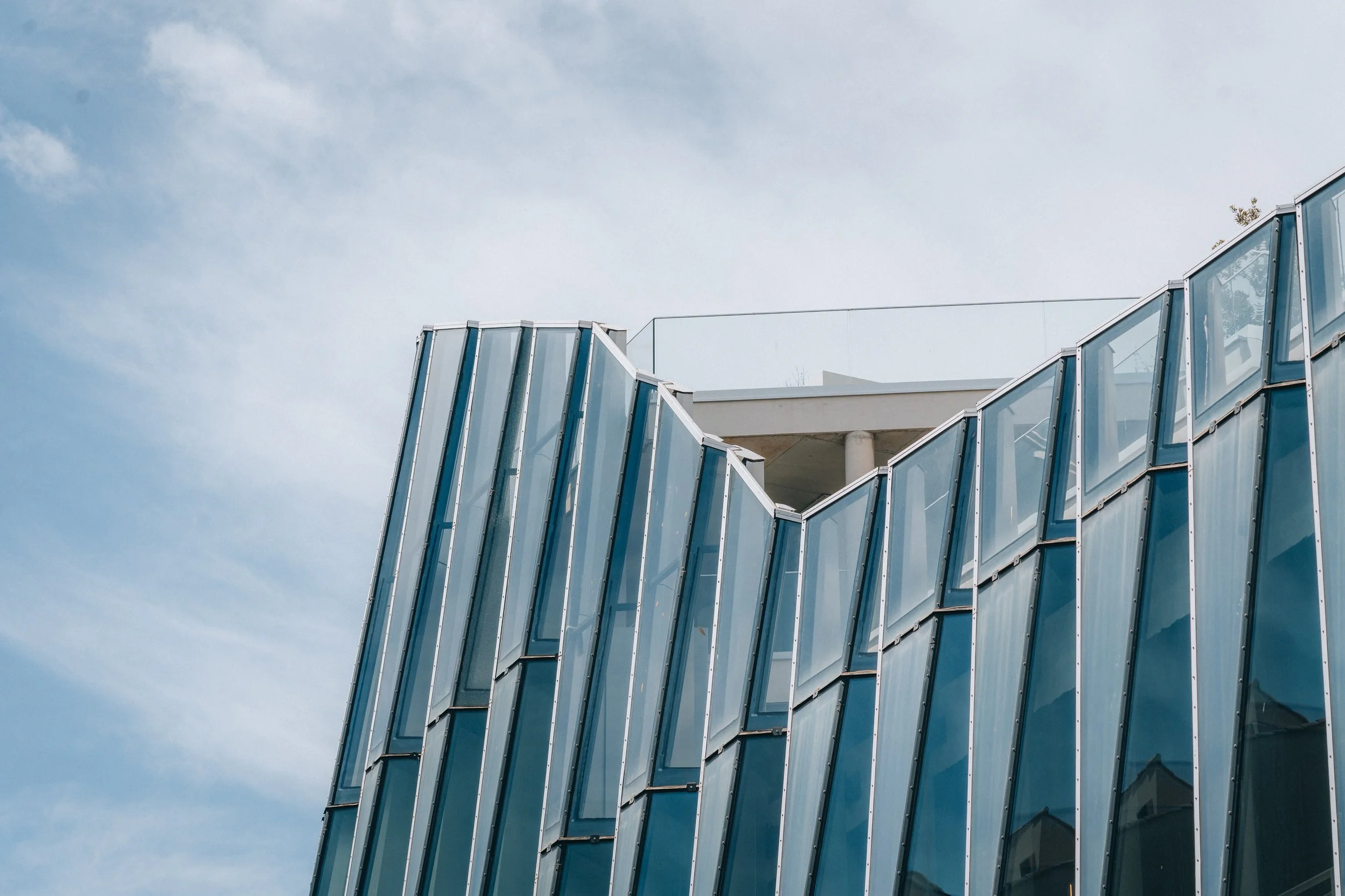 Façade moderne en verre et acier d'un bâtiment.