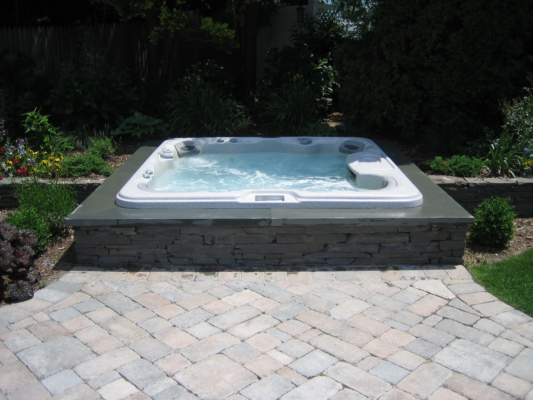 Elegant swimming pool design in Dix Hills, NY