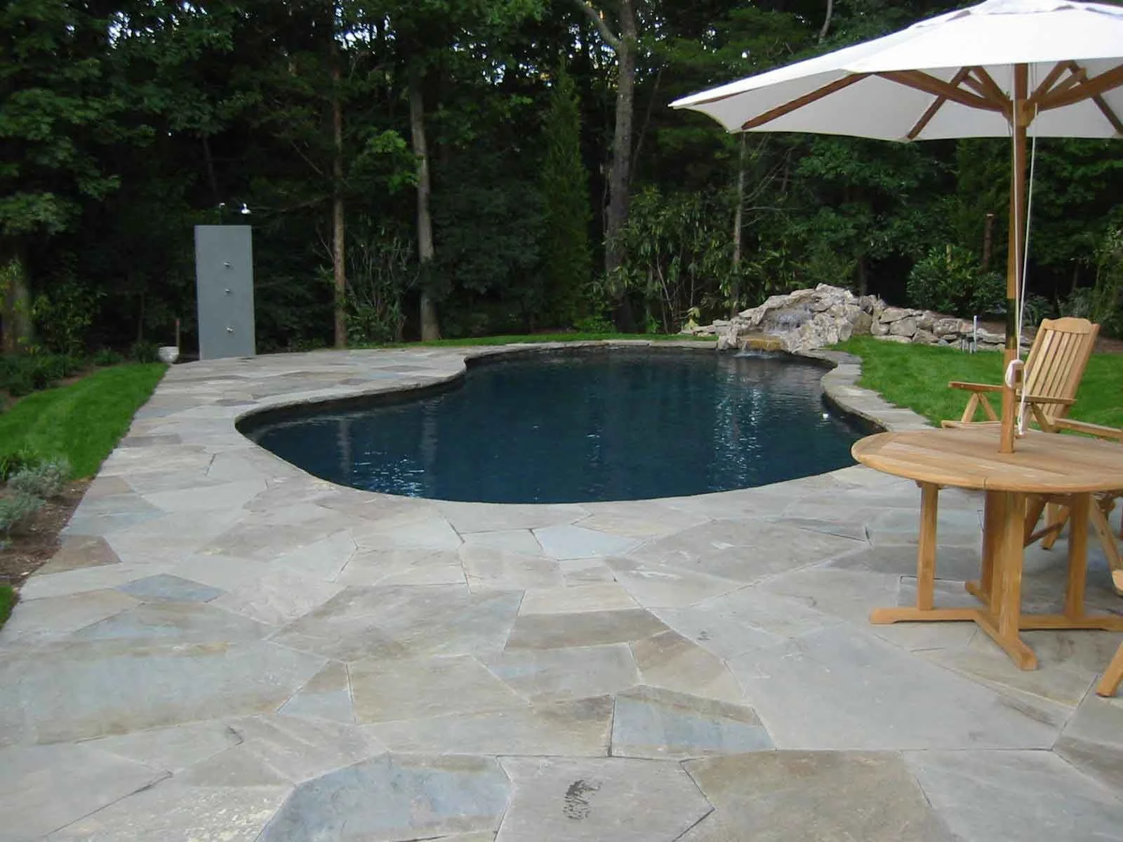 Minimalist pool design in East Norwich, NY