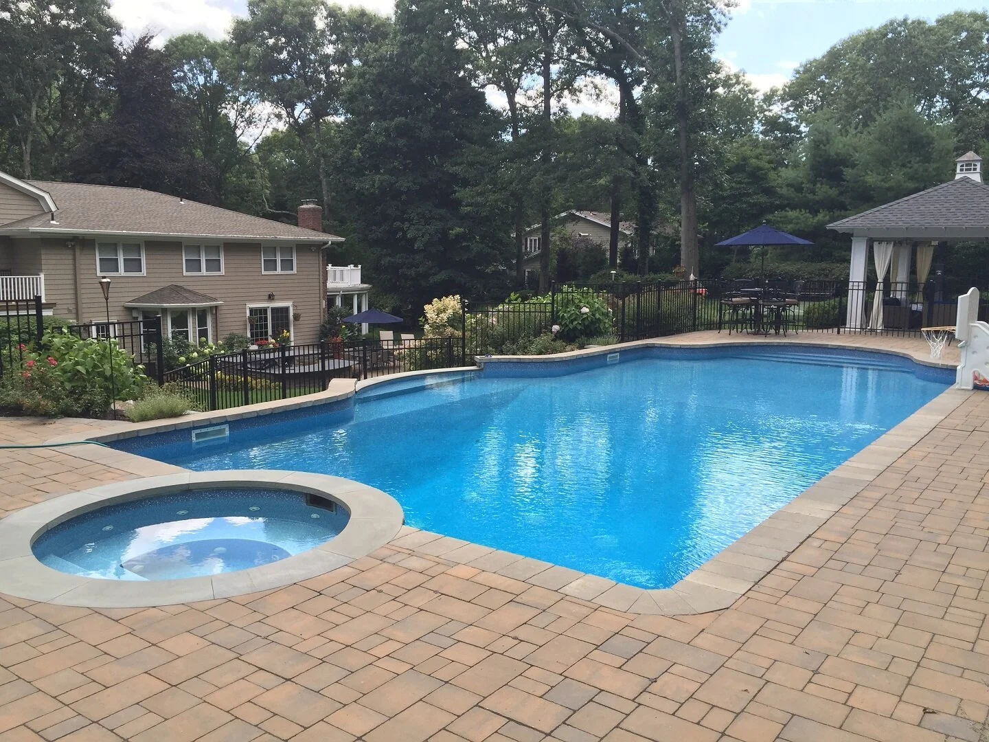 Nighttime pool lighting design in Melville, NY