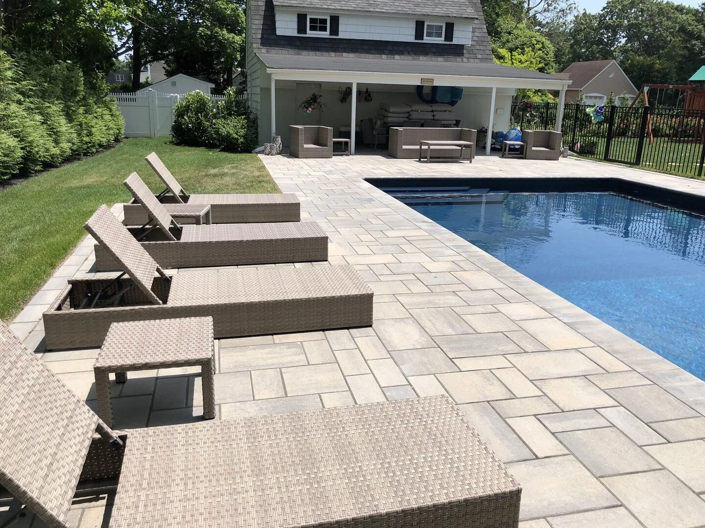 Minimalist swimming pool design in Melville, NY
