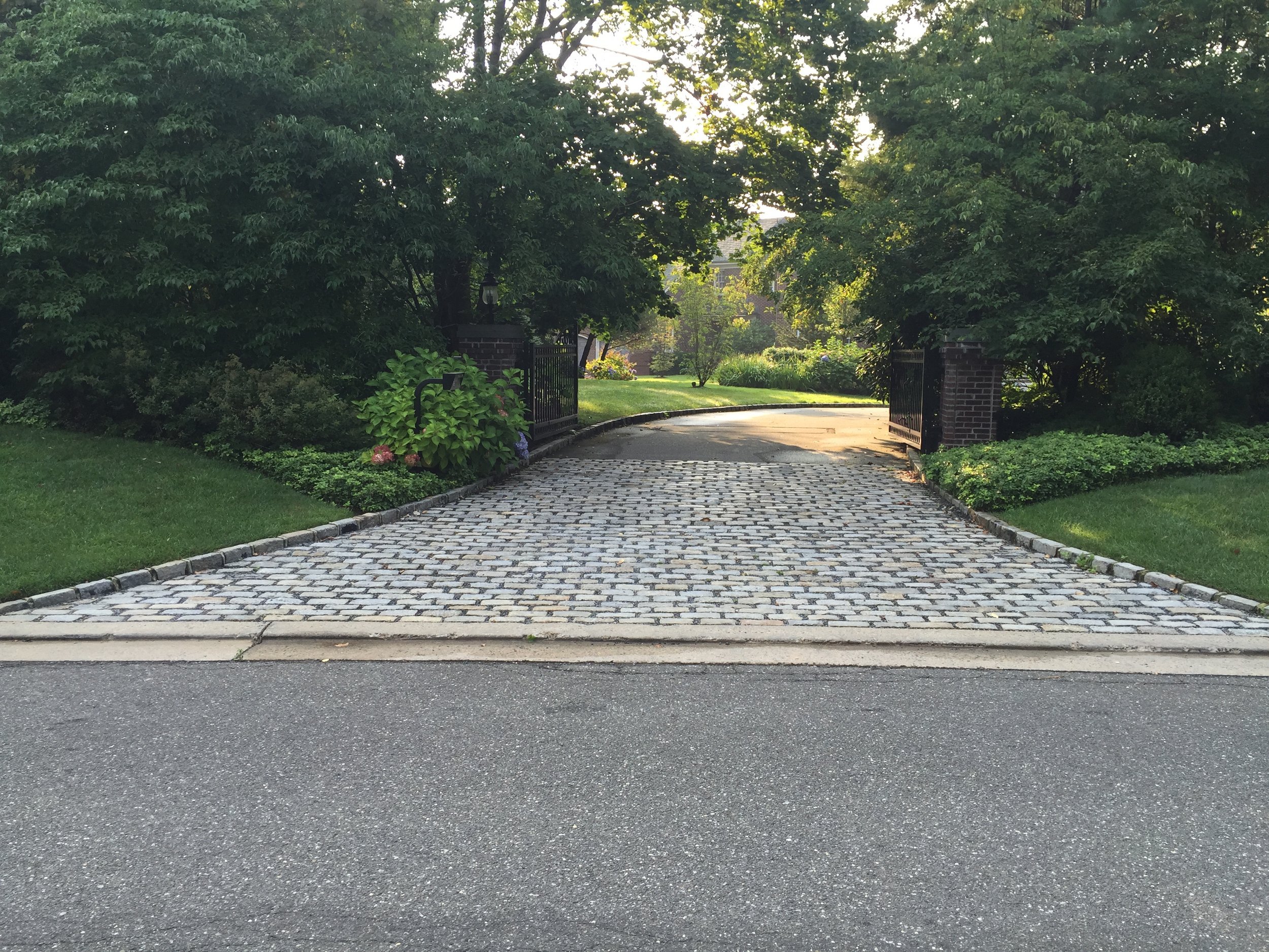 5 Landscape Architecture Ideas to Improve Your Oyster Bay, NY, Driveway