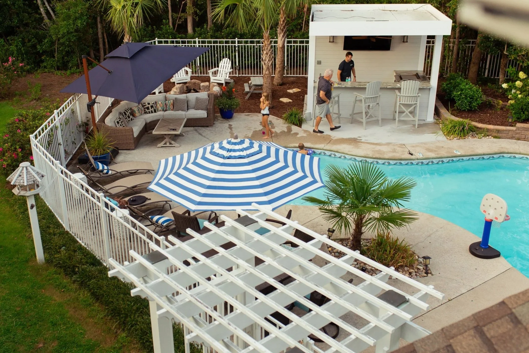 Gary+Duff+Designs-NC+-+backyard+specialist+-+r-shade+white+azenco+20.jpg