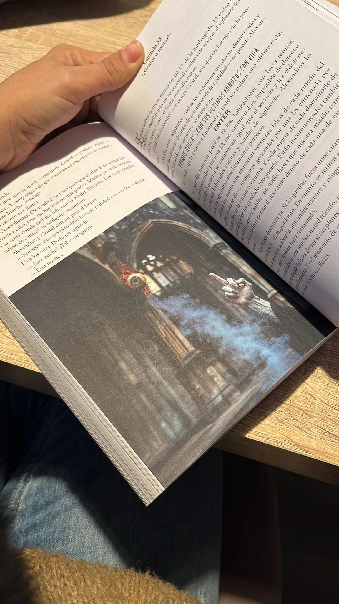 Páginas interiores de la novela, el amo del mundo.