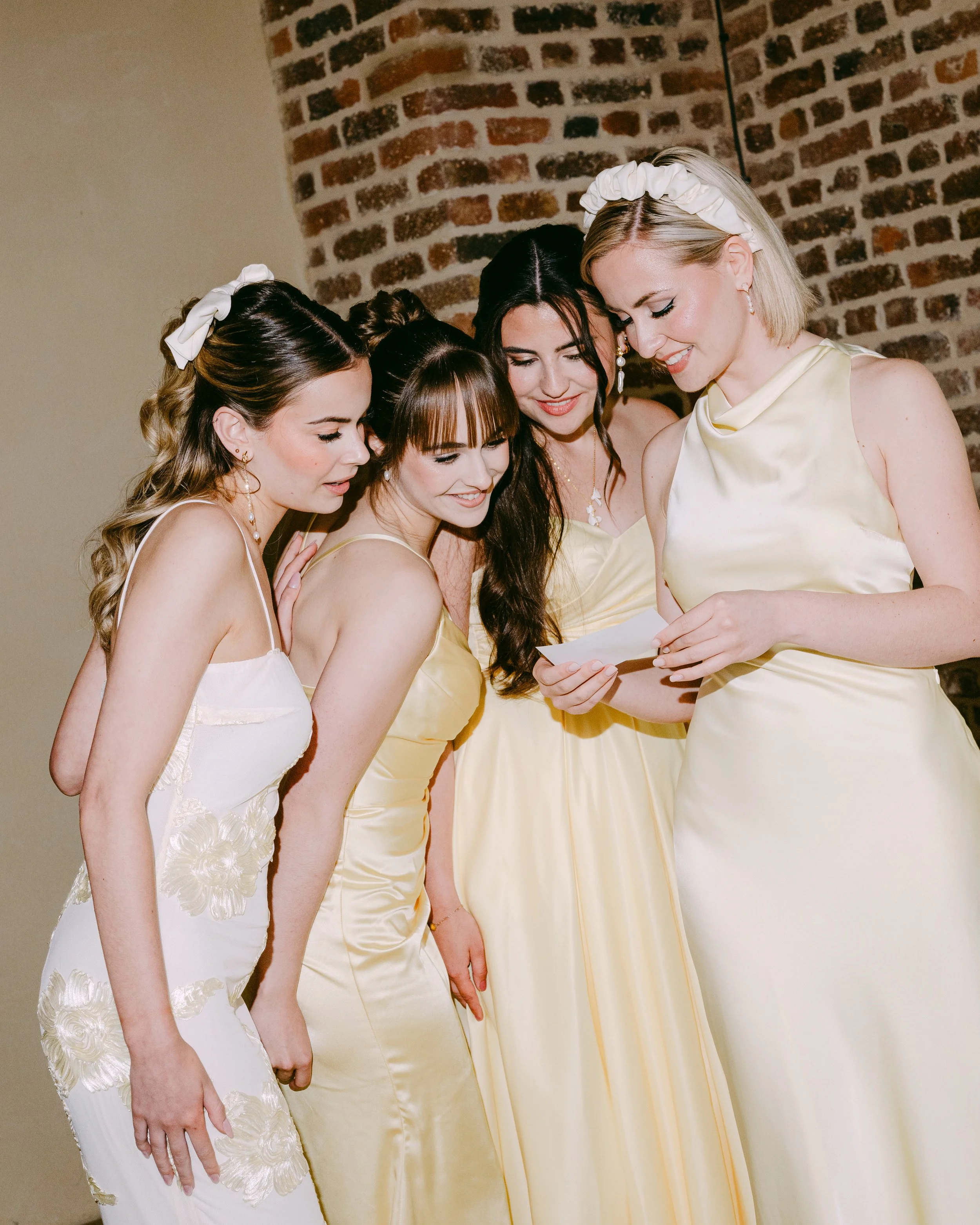Dans les coulisses d'un shooting jaune pastel
