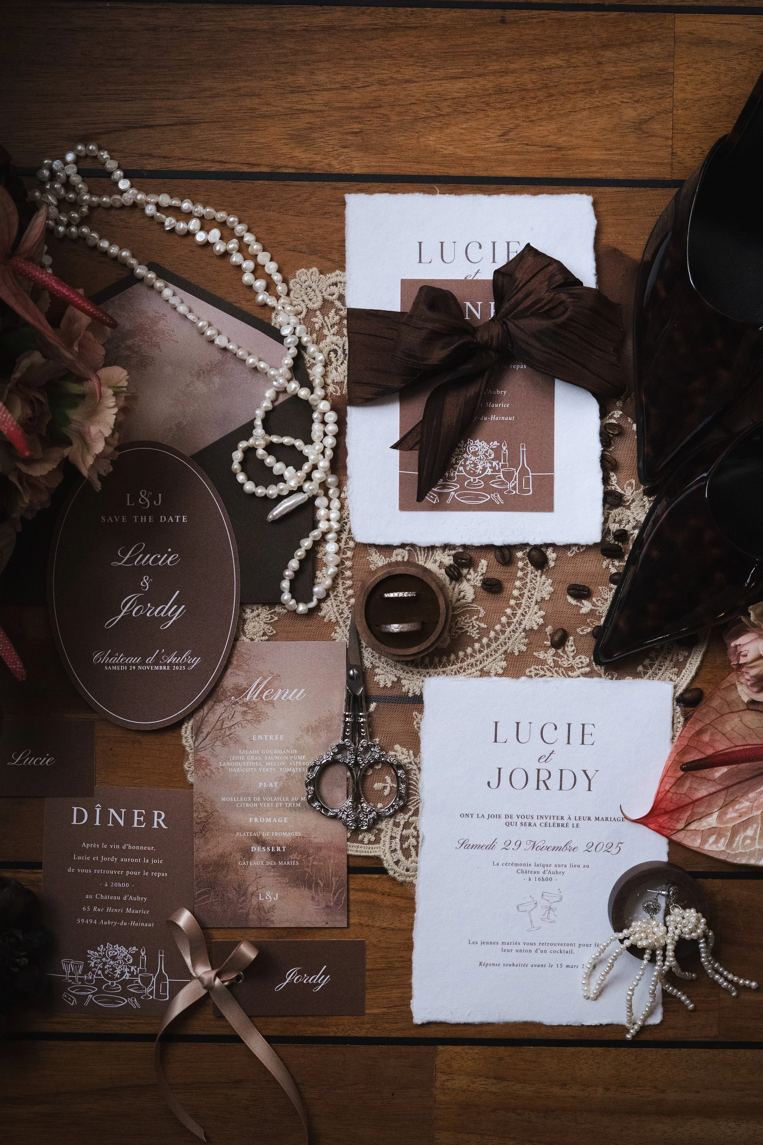 Invitation de mariage, menu, save the date, et divers accessoires en style vintage avec perles, rubans, ciseaux, dans des tons marron, beige et rose.