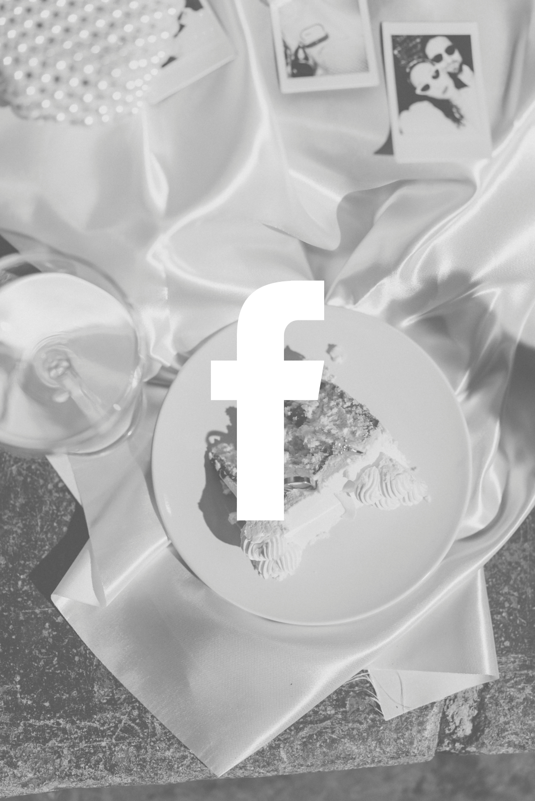 Une table avec un gâteau, une nappe en satin, des photos en noir et blanc, et un verre à cocktail, avec le logo de Facebook superposé en blanc.