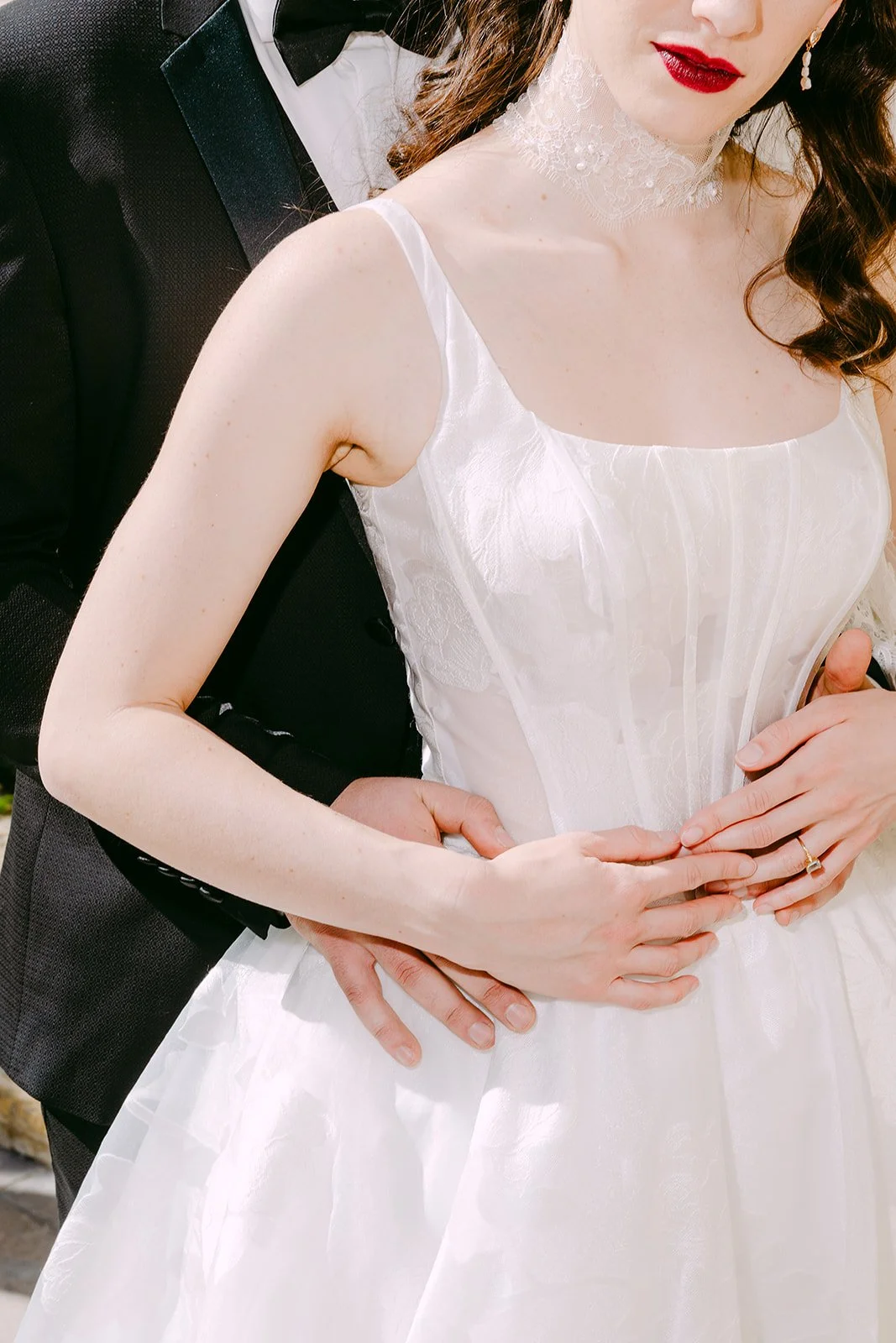 Un couple marié en vêtements de mariage, la femme en robe blanche et le homme en costume noir, lors de leur mariage.