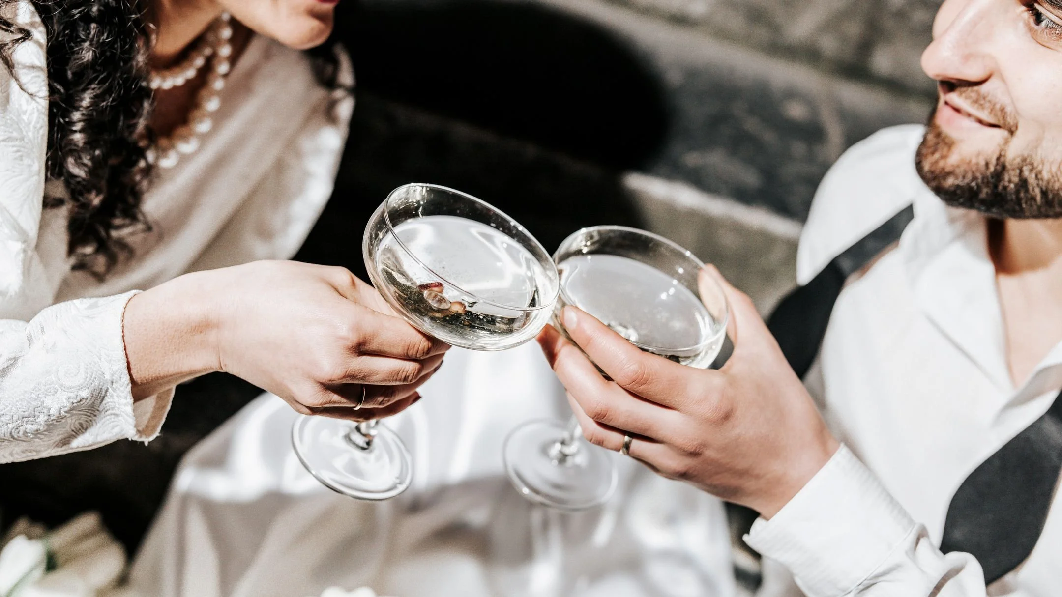 Deux personnes trinquent avec des coupes de champagne lors d'une célébration.