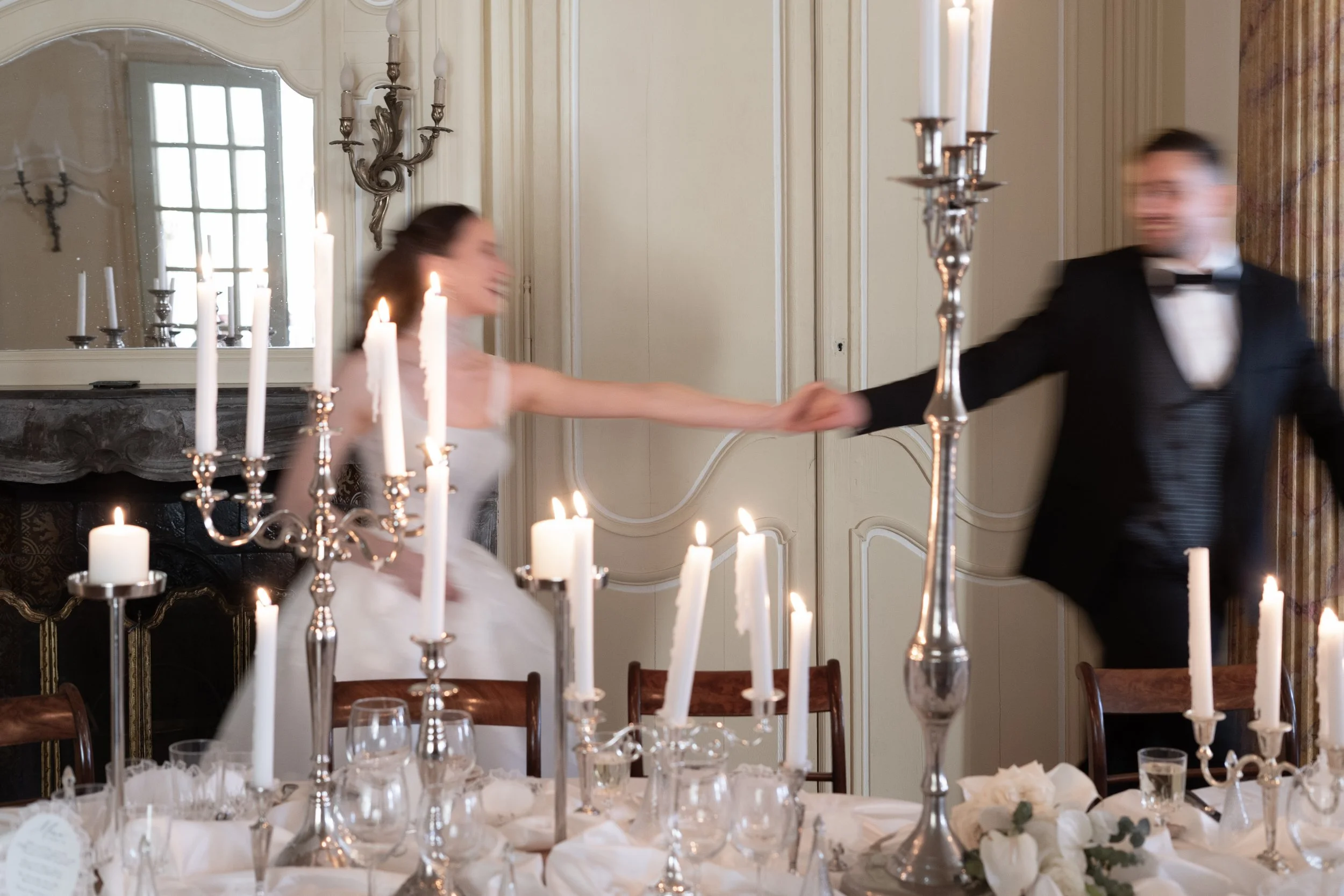 couple courant derrière une table de mariage décorer, mariage tendance, mariage blanc dentelle