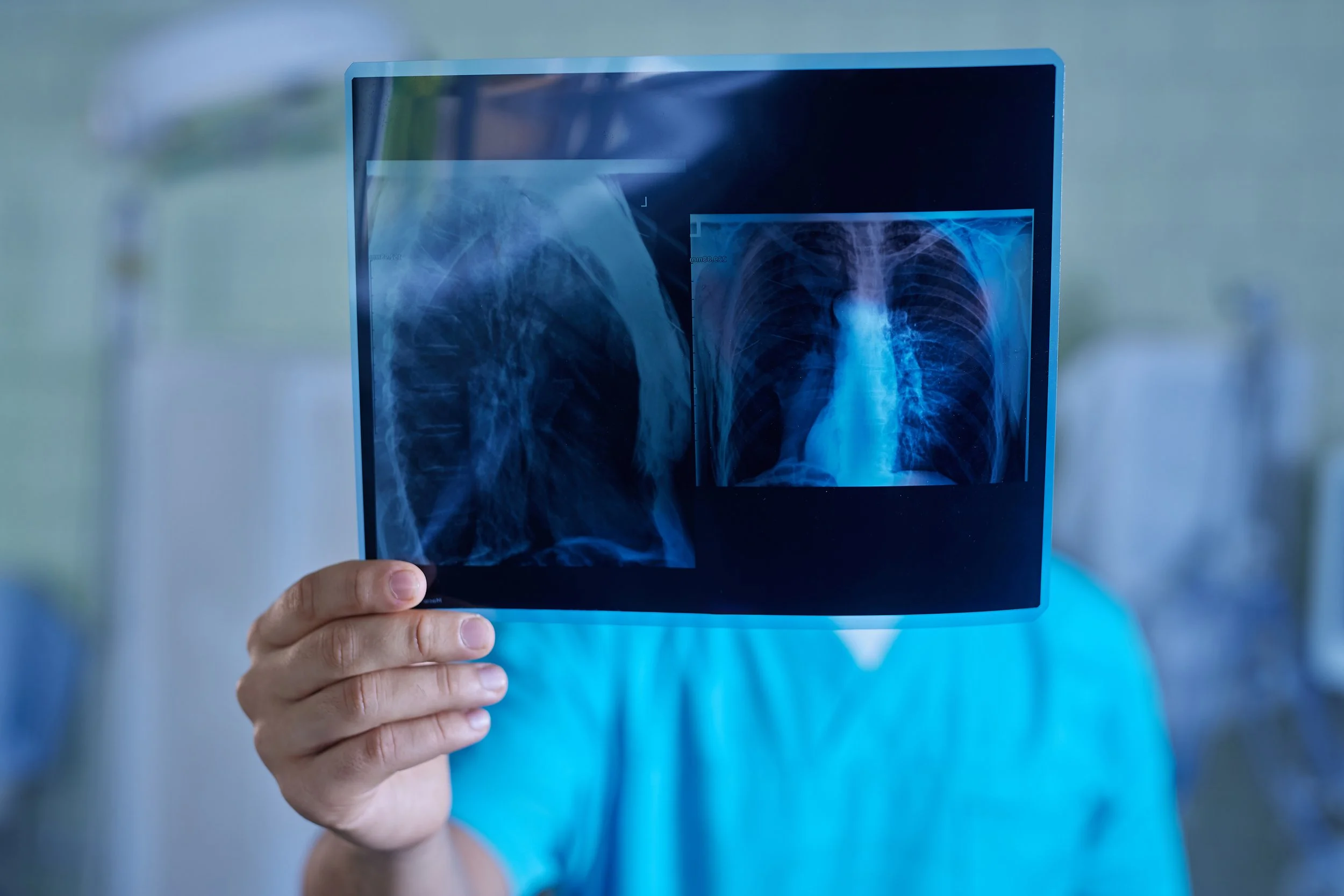 Paciente utilizando inhalador para el control del asma y enfermedades respiratorias.