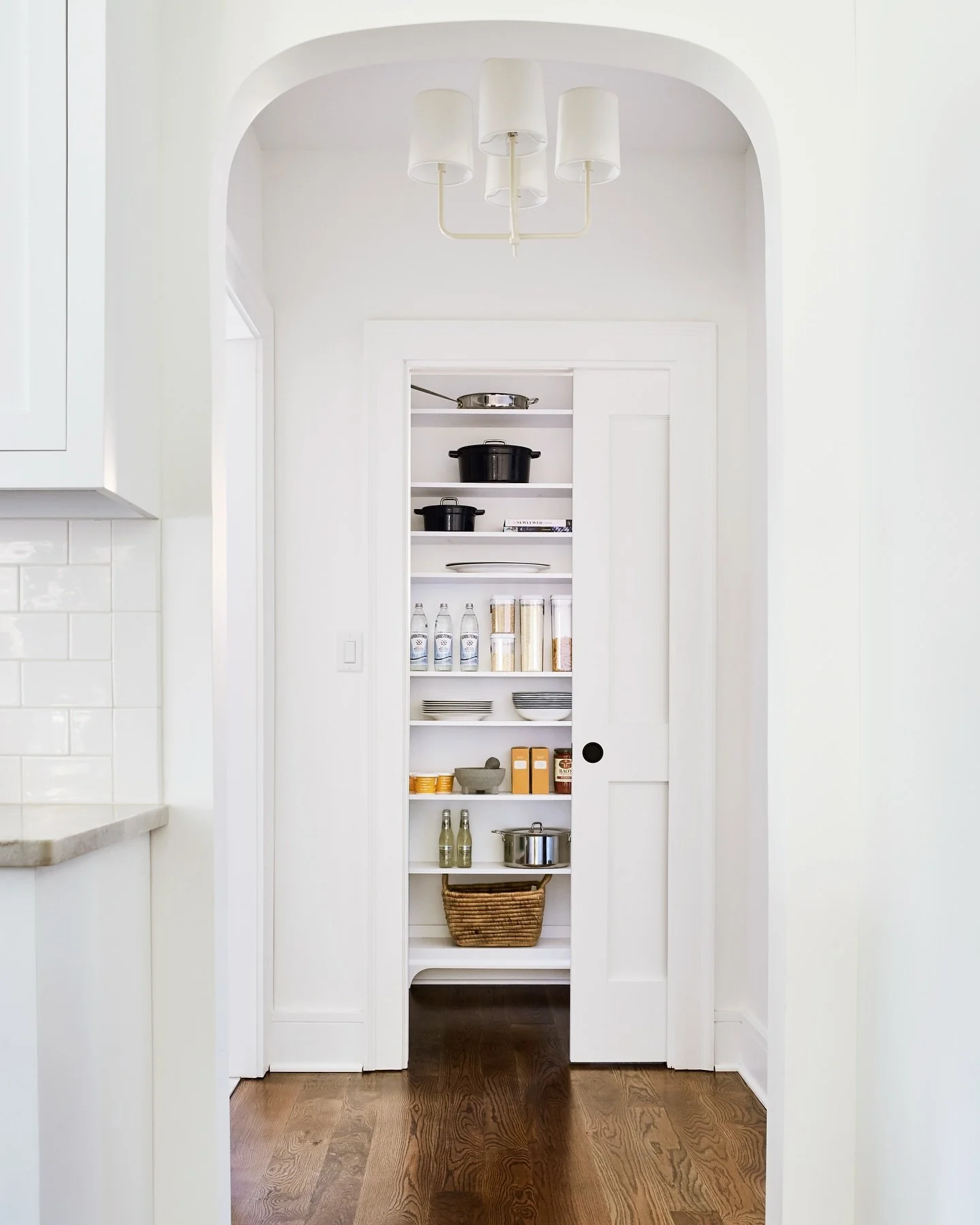 &lsquo;Tis the season for spring cleaning in crisp,
organized pantries and mudrooms! We absolutely love the utility spaces in this gracious home designed by @jtwdesignllc and featured in @homeanddesigndc. From attractive storage shelves to classic in