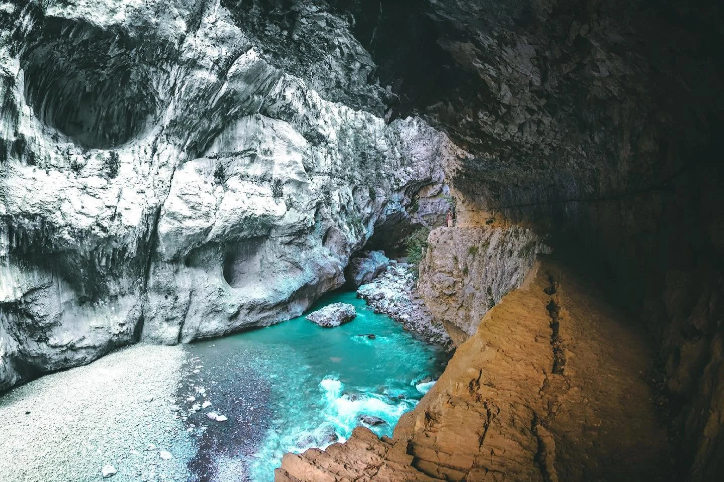 🇫🇷
#photography #art #canon #francetrip #wanderlust #travel #picoftheday #mystery #verdonschlucht #verdongorge #atmosphere #savetheplanet #beautifulworld #nature #hikinggirl #hikinglove