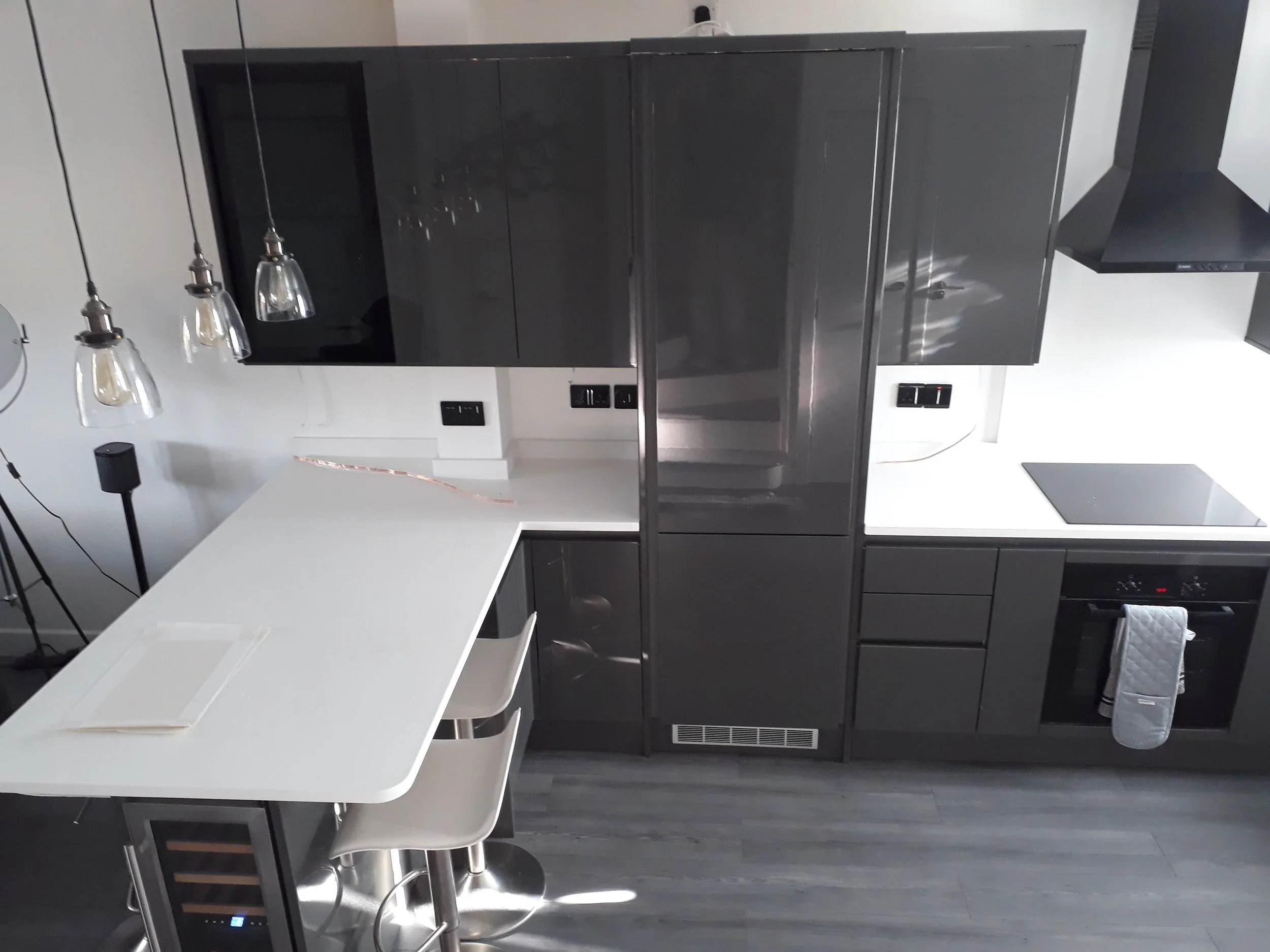 Magasfényű grafit szürke fogantyú nélküli konyha, Quartz munkalappal. Baal Design